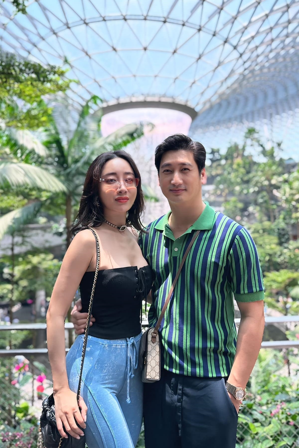 Diễn viên Ngọc Quỳnh và bạn gái Thùy Anh đi du lịch Singapore. (Nguồn: FBNV)
