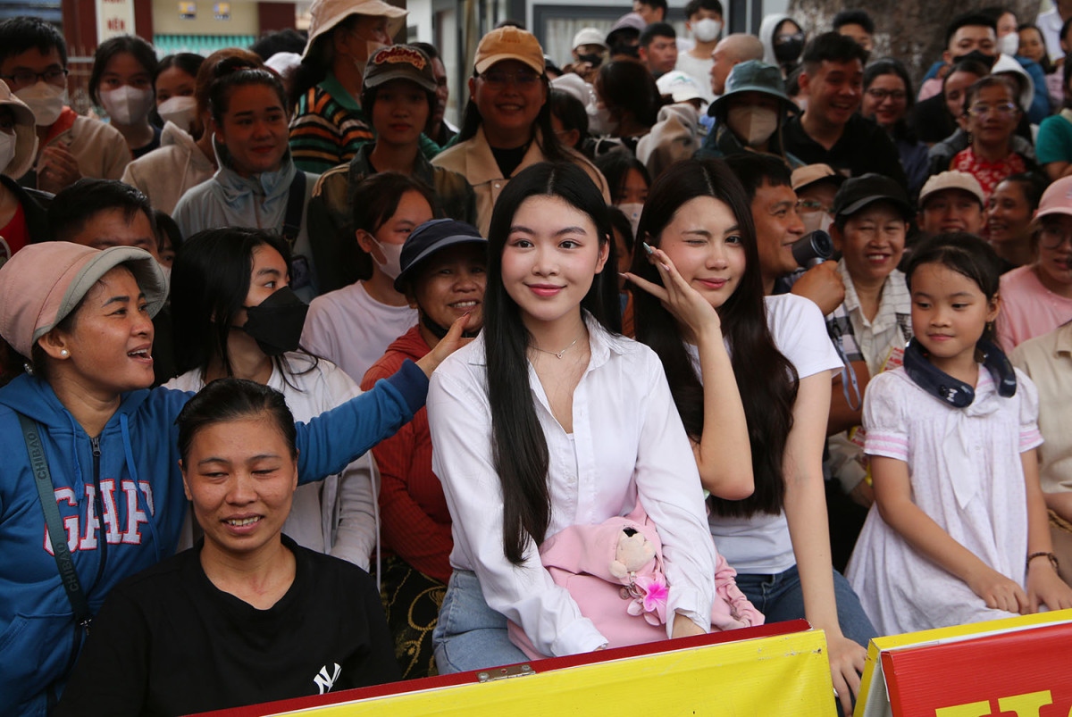 Hai con gái Lọ Lem, Hạt Dẻ thu hút sự chú ý khi xuất hiện ở buổi ghi hình gameshow do Quyền Linh dẫn dắt. Chị em Lọ Lem và Hạt Dẻ mặc ton sur ton trắng, nổi bật giữa các khán giả đến xem chương trình.