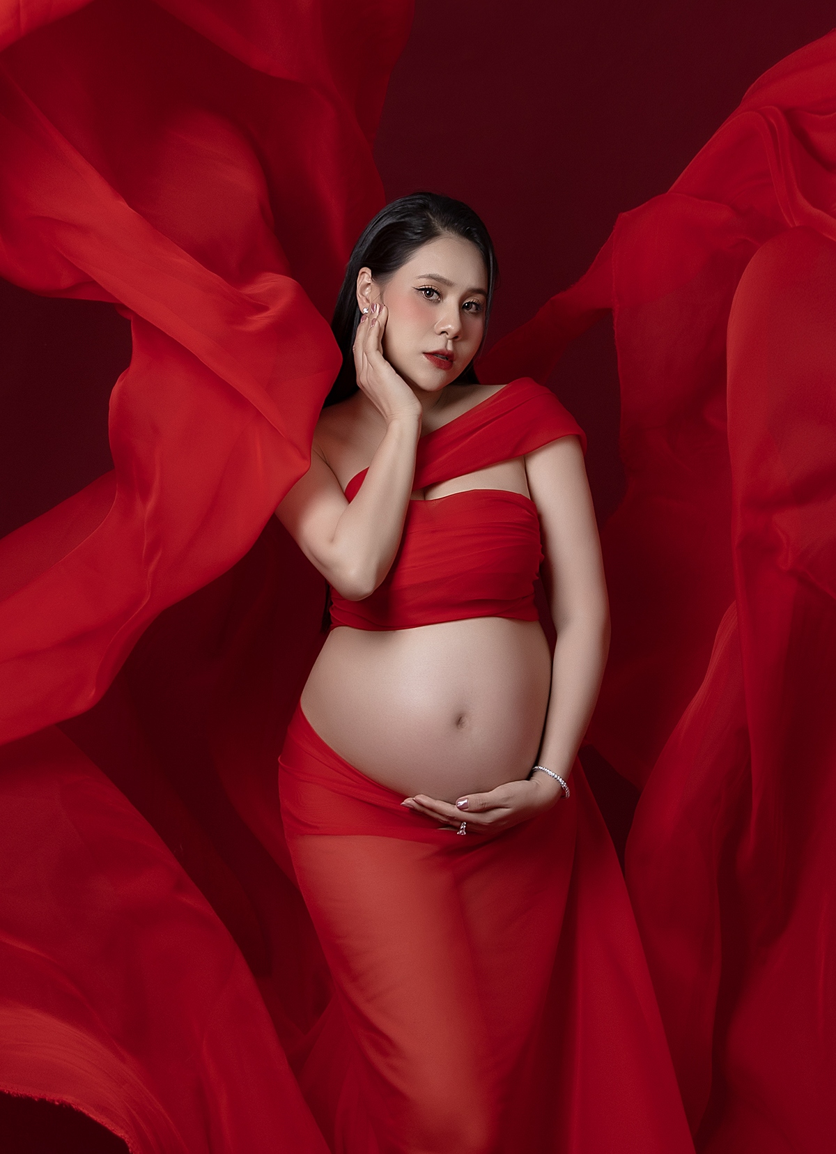 Diễn viên Hồ Bích Trâm khoe bụng bầu gần 8 tháng và tiết lộ cô đã tăng hơn 20 kg, khi mang thai con thứ hai.