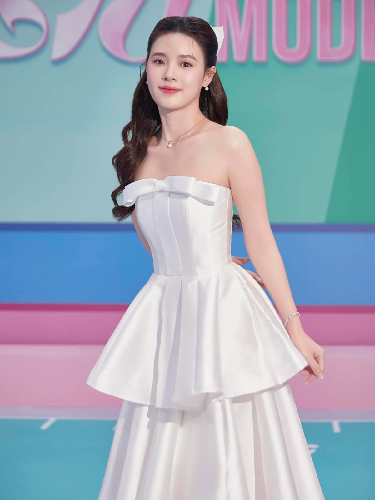 "Muốn lan tỏa sự ngọt ngào này đến mọi người", Midu chú thích loạt ảnh diện đầm trắng ngồi ghế giám khảo chương trình Teen Model. Phía dưới bài đăng, nhiều khán giả khen diễn viên đẹp tựa công chúa.