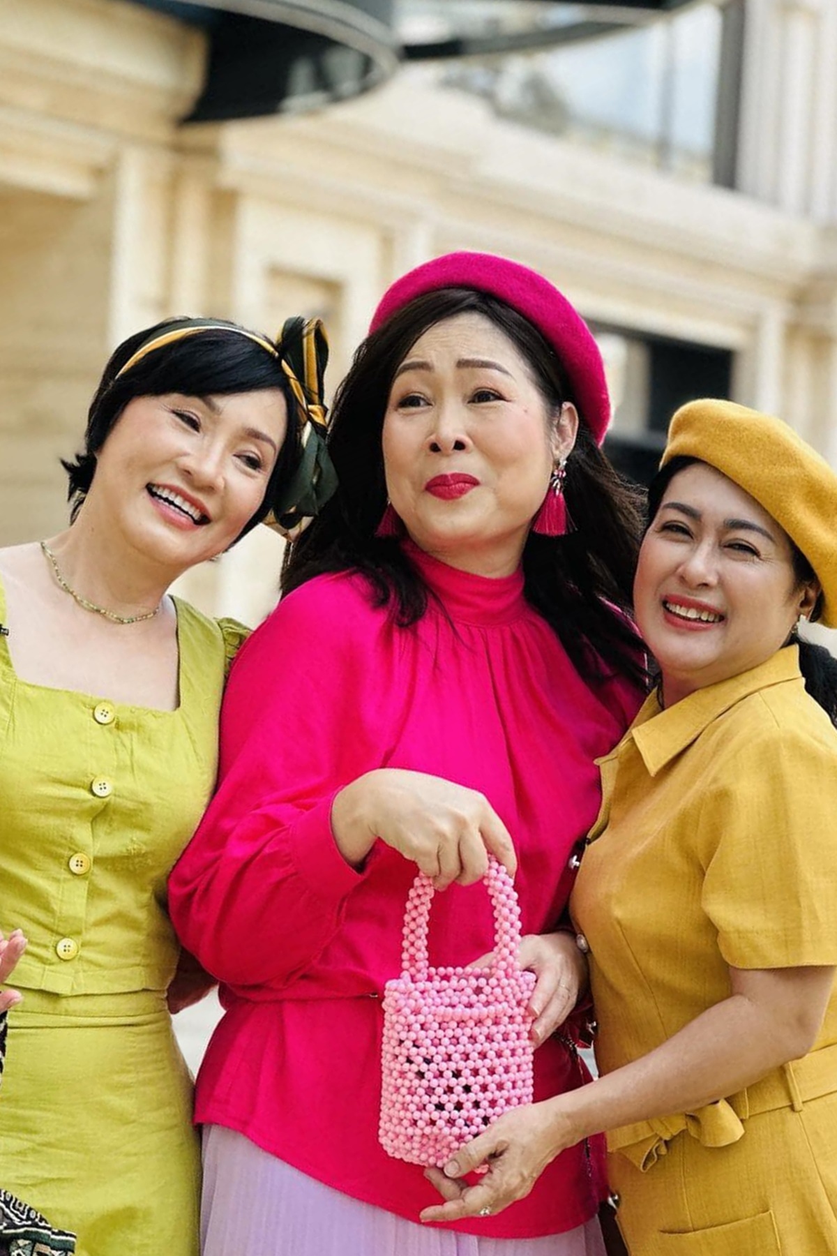 Hồng Vân (giữa) đăng ảnh mừng sinh nhật hai bạn thân là Hồng Đào (trái) và Thanh Thủy. “Chúc mừng sinh nhật hai bà dễ thương của tui. Chỉ mong rằng ba chúng ta sẽ mãi là như vậy nha hai chị yêu dấu”, nữ diễn viên viết. (Nguồn: FBNV)