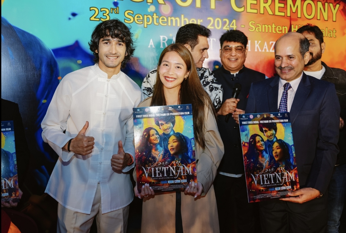 Khả Ngân và bạn diễn Shantanu Maheshwari trong buổi khai máy