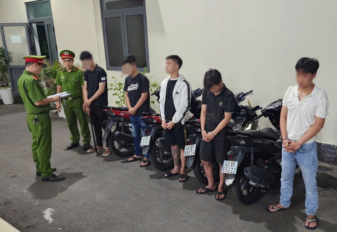 Cơ quan Cảnh sát điều tra Công an quận Hải Châu tống đạt các quyết định đối với nhóm thanh niên