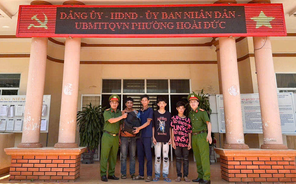 Gia đình đón 2 thanh niên tại Công an phường Hoài Đức, Thị xã Hoài Nhơn, tỉnh Bình Định