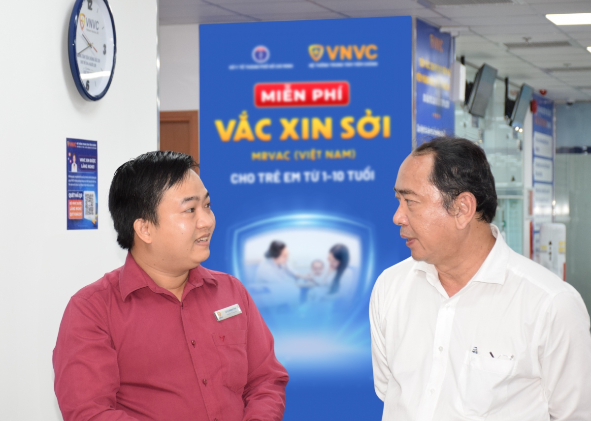 PGS.TS Tăng Chí Thượng (bìa phải) đến thăm và giám sát việc triển khai chiến dịch tiêm vắc xin sởi miễn phí cho trẻ từ 1-10 tuổi sáng 17/9 tại VNVC Quận 8 (TP.HCM). Ảnh: Trần Thảo