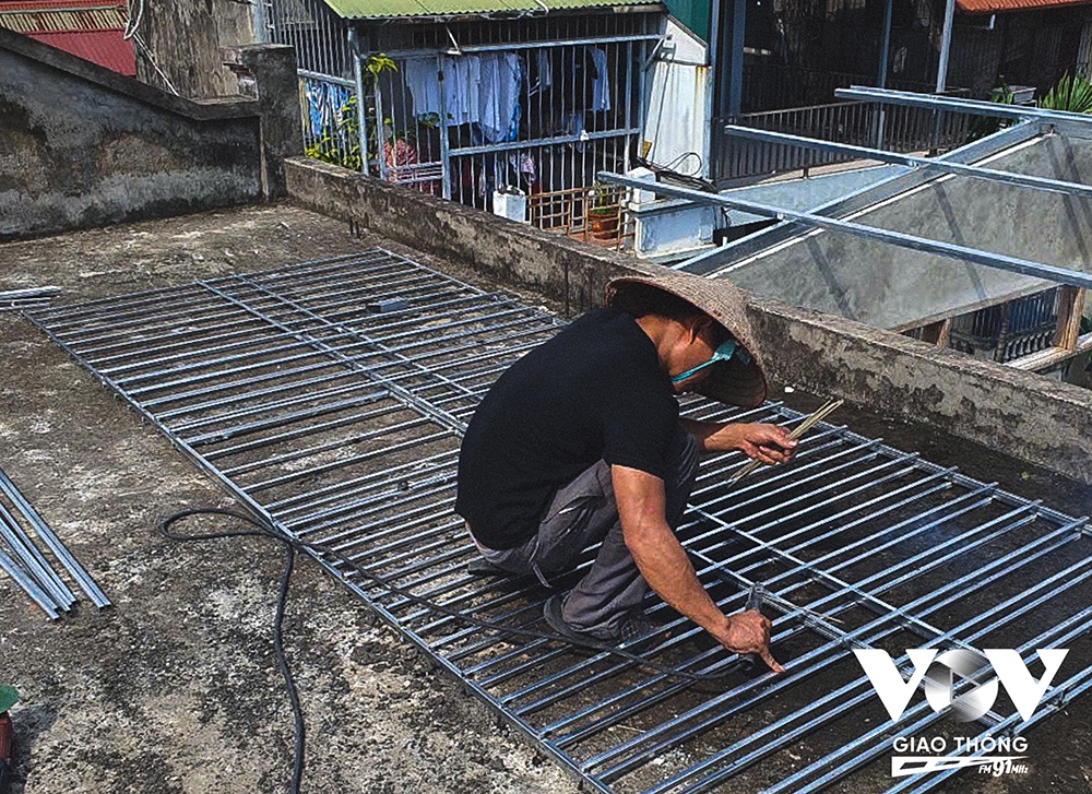 “Đợt này, trung bình một ngày mình nhận 5-6 khách, có ngày phải lên đến chục khách. Đặc biệt, hôm sau bão (8/9), bên mình nhận được gần 30 cuộc gọi từ khách hàng, yêu cầu khắc phục các sự cố về mái tôn. Anh em thợ đi làm vất vả, từ sáng đến 9h tối mới về nhưng cũng thấy vui vì giúp được bà con một phần nào đấy” - Anh Dũng chia sẻ