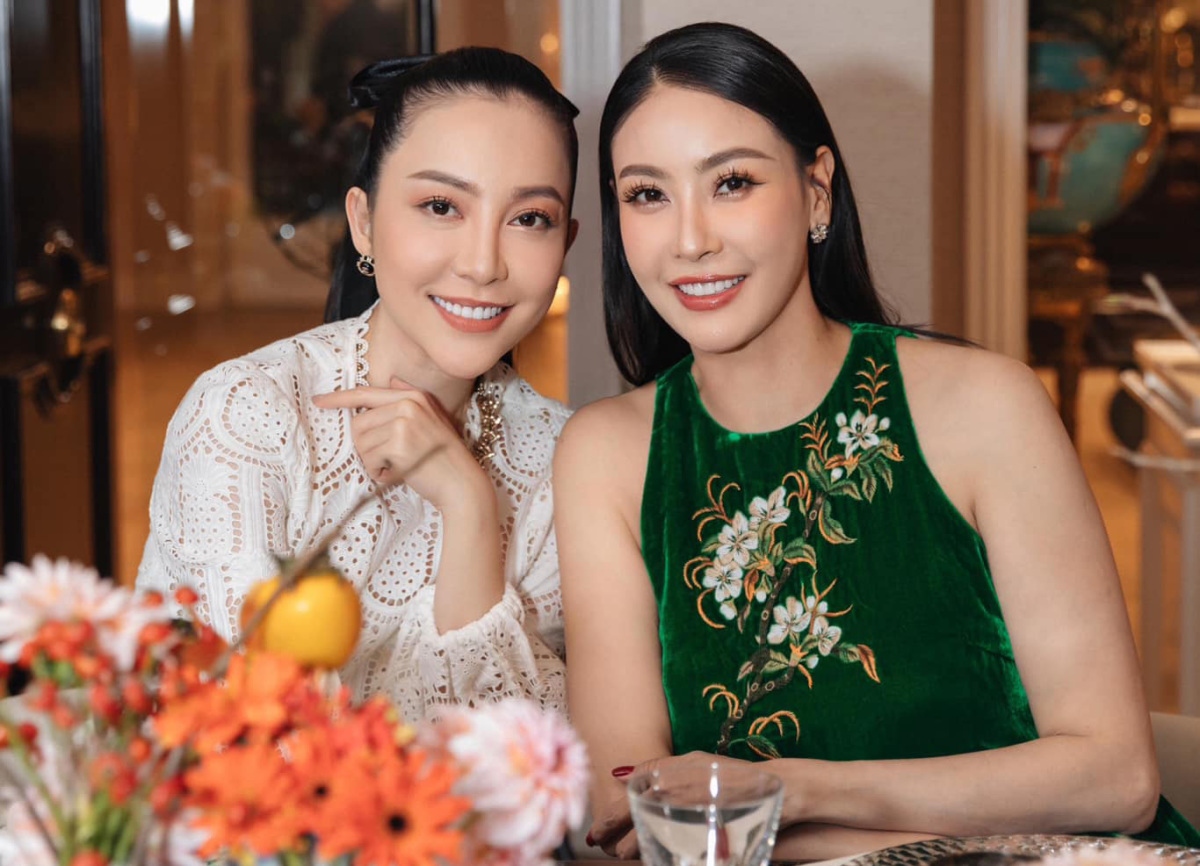 Diễn viên múa Linh Nga đọ sắc cùng Hoa hậu Hà Kiều Anh (phải) trong một buổi tiệc ở TP.HCM. (Nguồn: FBNV)