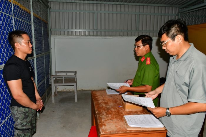 Phòng Cảnh sát hình sự Công an tỉnh tống đạt quyết định tạm giam đối tượng Khuất Duy Hoàng.