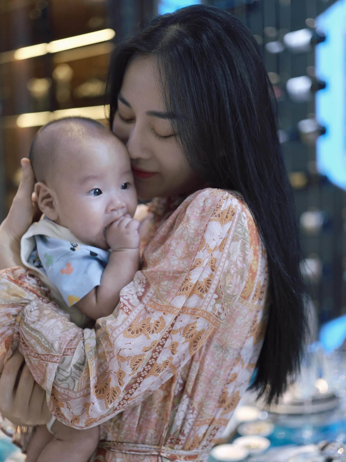 Diễn viên Phương Oanh gọi quý tử Jimmy là "chàng trai tấu hài của mẹ".
