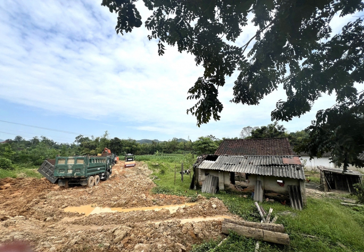 Đoạn đường dài khoảng 10,5 km này nhiều tháng qua chỉ được thi công cầm chừng do chưa có mặt bằng
