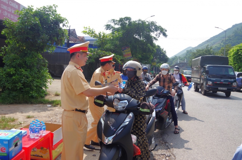 CSGT Thái Nguyên phát nước hỗ trợ nhân dân trên đường về quê nghỉ lễ.