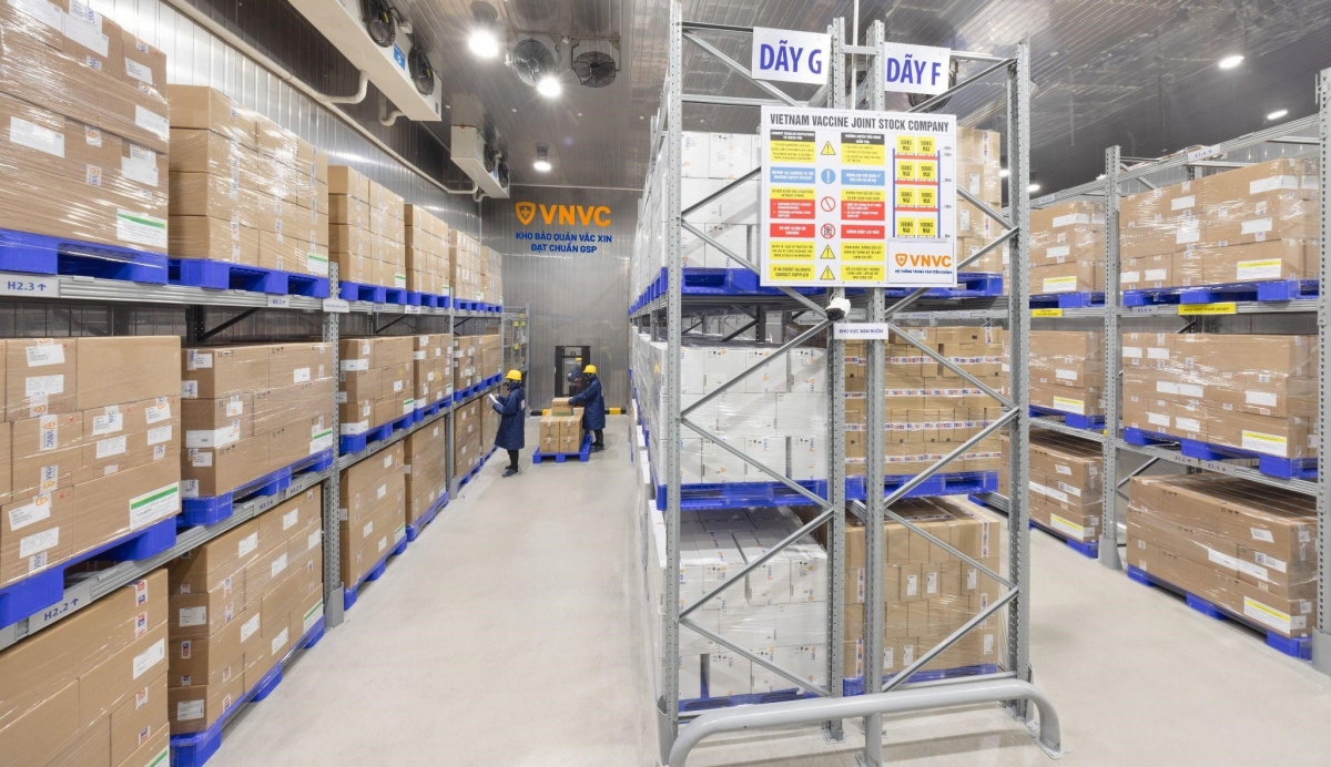 VNVC đầu tư lớn cho hệ thống 4 kho tổng, gần 200 kho lạnh bảo quản vắc xin đạt GSP theo tiêu chuẩn quốc tế cùng các hệ thống kiểm soát, giám sát chất lượng khắt khe.