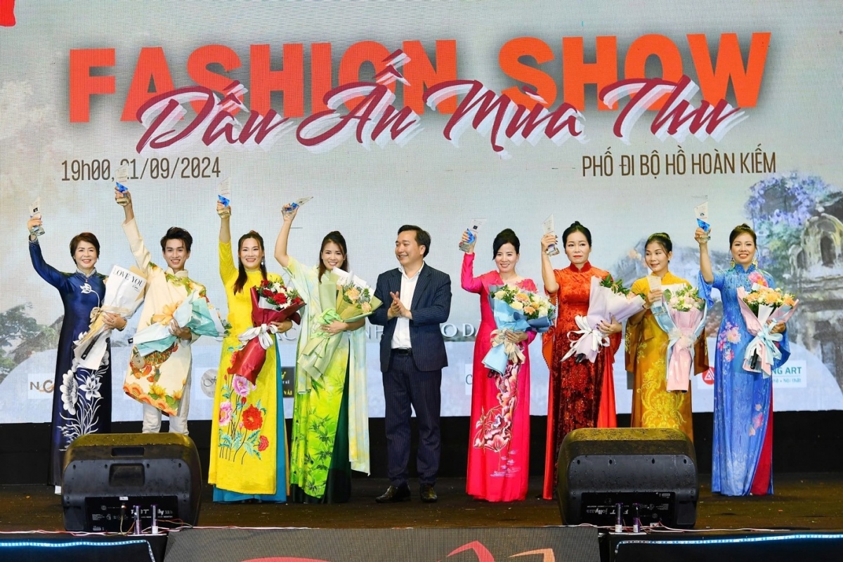 8 NTK nhận hoa và cup của BTC trong show diễn ở Festival Thu Hà Nội 2024