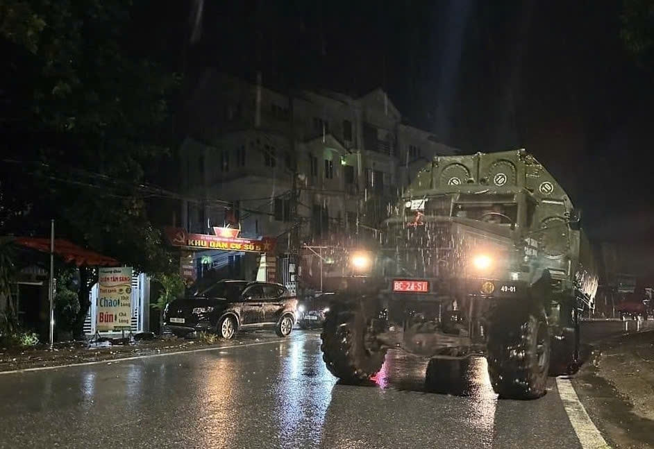 Các thiết bị sẽ được tập kết tạm thời tại khu 5 Hương Nộn (huyện Tam Nông, tỉnh Phú Thọ), tùy vào điều kiện thời tiết, thủy văn, tốc độ dòng chảy, ban chỉ huy mới quyết định khi nào lắp đặt cầu phao.