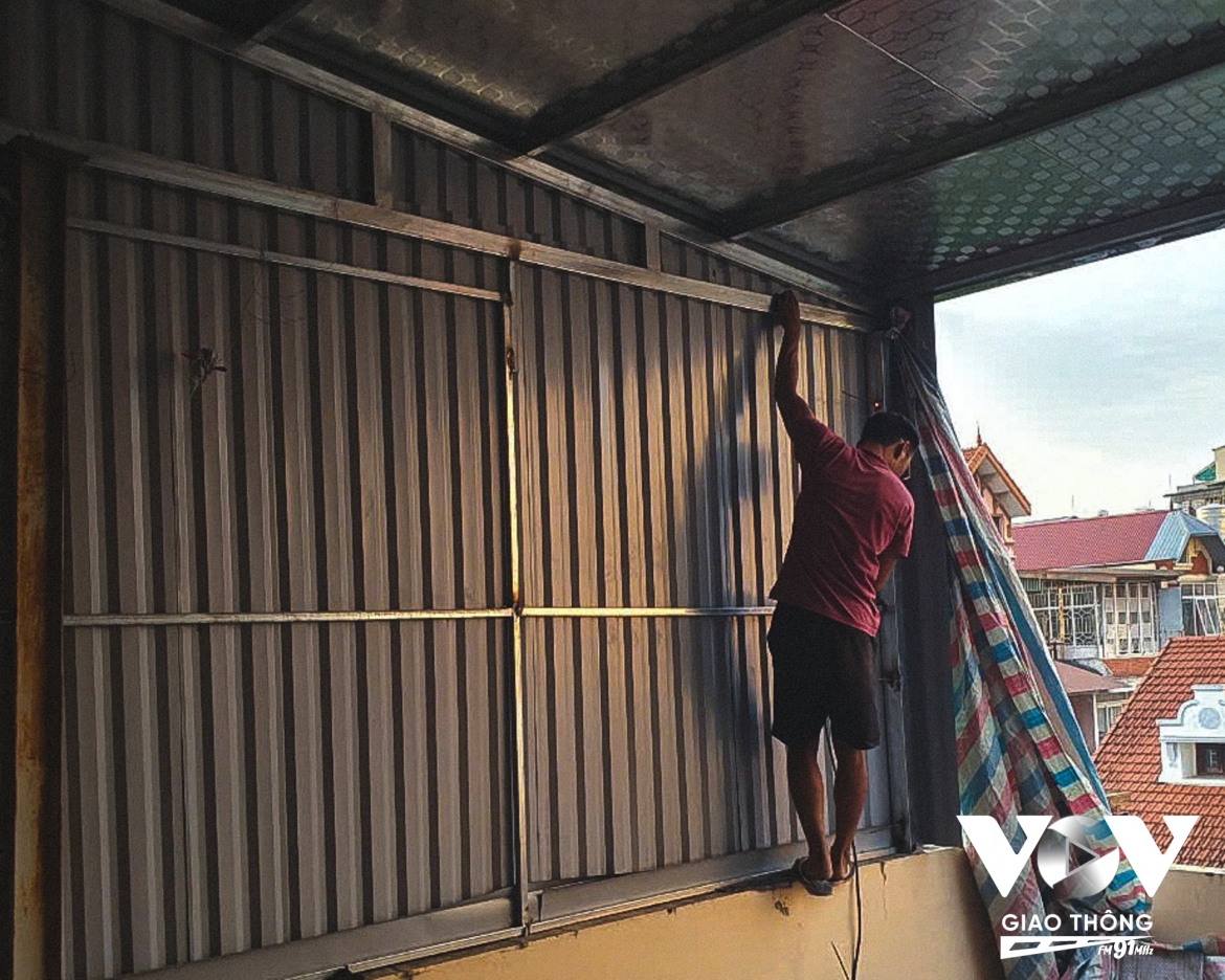 Sau cơn bão số 3, người dân phải hứng chịu nhiều thiệt hại vô cùng nặng nề, chính vì vậy xưởng cơ khí của anh Dũng còn có những ưu đãi, giảm giá cho khách hàng: “Về giá dịch vụ thì bên mình cũng có những hỗ trợ, giá thành sẽ rẻ hơn so với những thường. Bởi sau bão, bà con đã phải chịu nhiều thiệt hại nên mình cũng muốn bỏ công, bỏ sức ra để hỗ trợ bà con”.