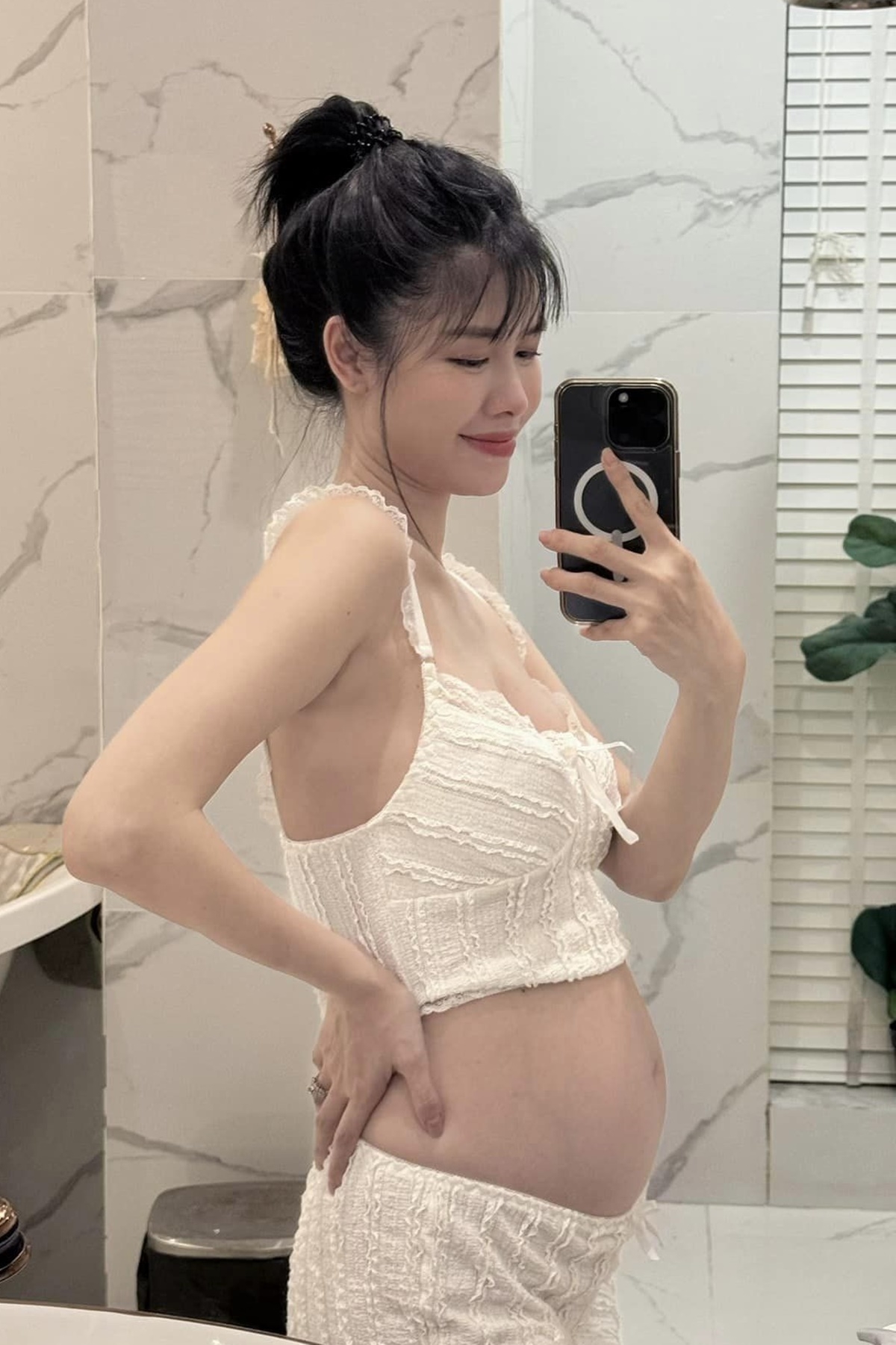 Thủy Anh – Vợ ca sĩ Đăng Khôi đăng ảnh mang bầu ở tháng thứ 5. Cô chia sẻ mình đã tăng 4kg và kiểm soát được cân nặng mà con vẫn trộm vía phát triển theo chuẩn. (Nguồn: FBNV)