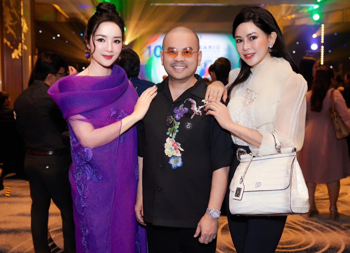 Hoa hậu đền Hùng Giáng My hội ngộ cựu diễn viên Thủy Tiên (bìa phải) và 'ông trùm nội thất' Dương Quốc Nam (giữa) trong sự kiện quy tụ nhiều doanh nhân, nghệ sĩ và các nhà ngoại giao.