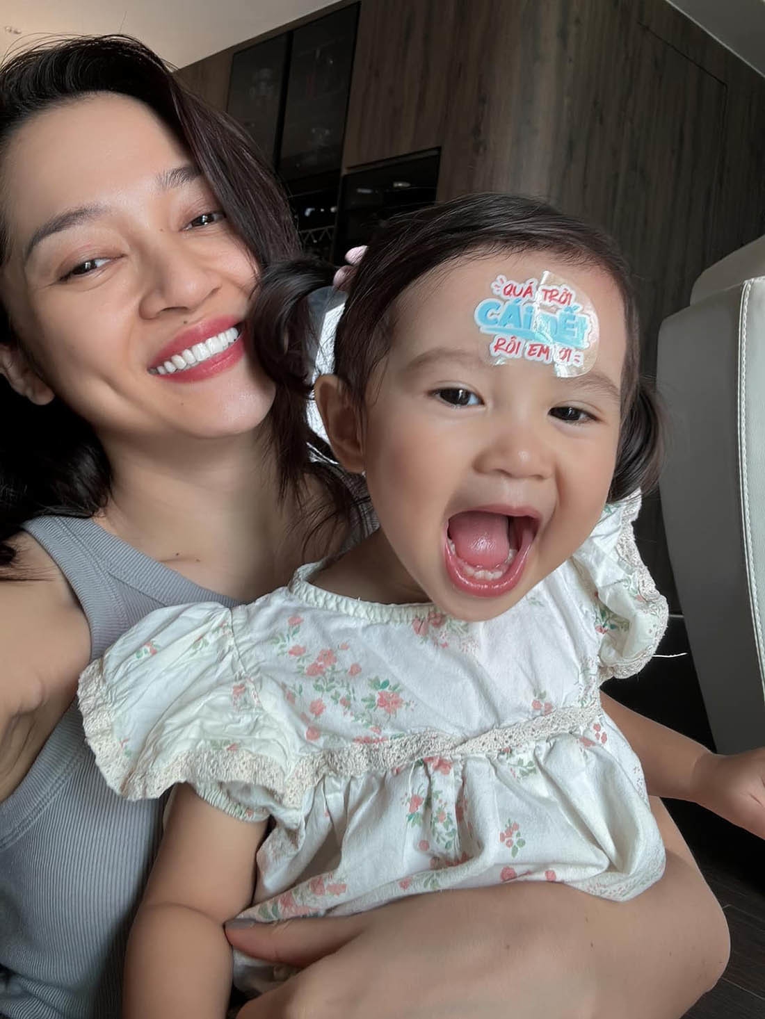 Ca sĩ Bảo Anh đùa vui bên con gái Misumi. Nữ ca sĩ dành thời gian cho con gái trong kỳ nghỉ lễ. (Nguồn: FBNV)