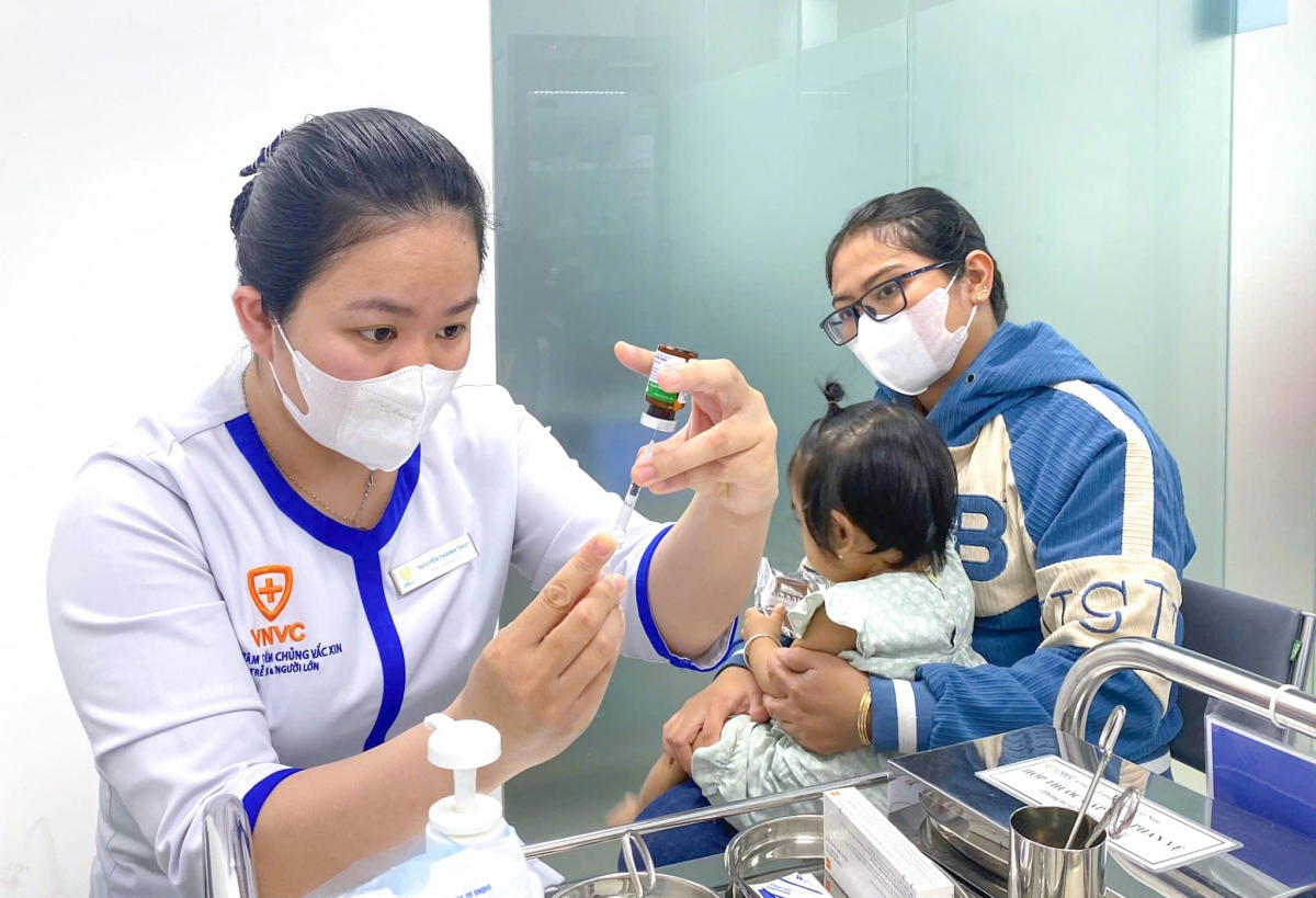 Nhiều phụ huynh vui mừng đưa con đến tiêm ngừa sởi miễn phí tại VNVC.