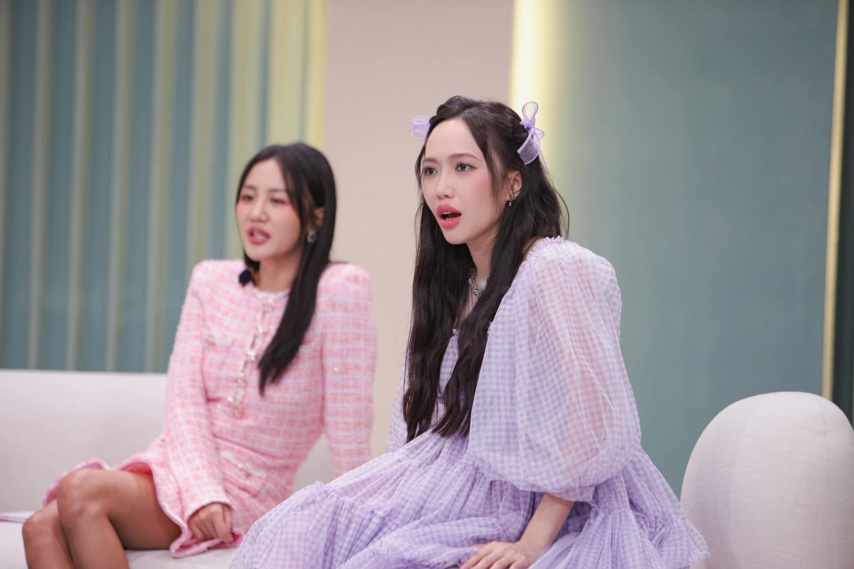 Diệu Nhi chọn phong cách dịu dàng và ngọt ngào với chiếc đầm baby doll màu tím làm từ vải voan, điểm xuyết họa tiết caro. Để thêm phần trẻ trung và duyên dáng, nữ diễn viên còn khéo léo sử dụng hai chiếc kẹp nơ cùng màu.