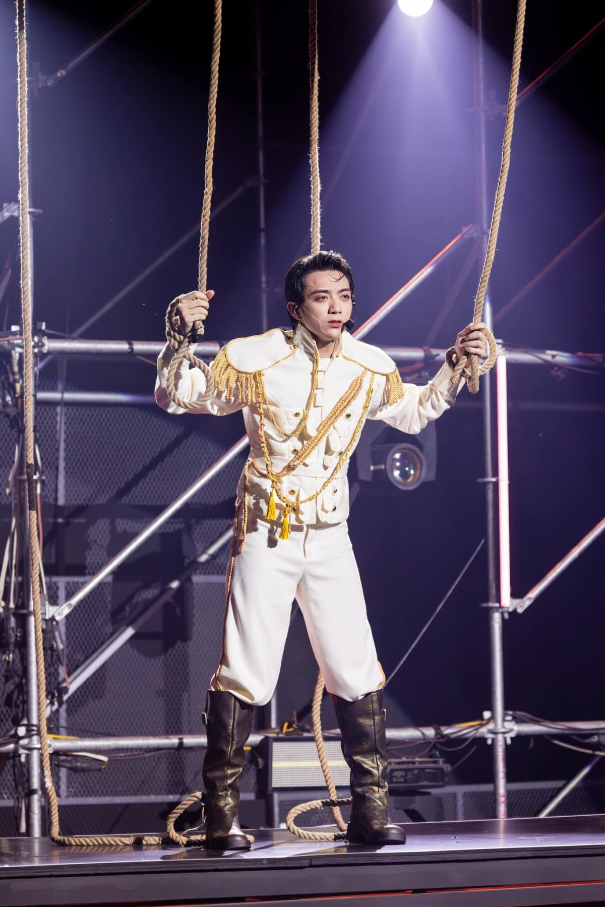 Soobin hóa thân thành "hoàng tử rối" trong tiết mục "Chợt nghe bước em về"
