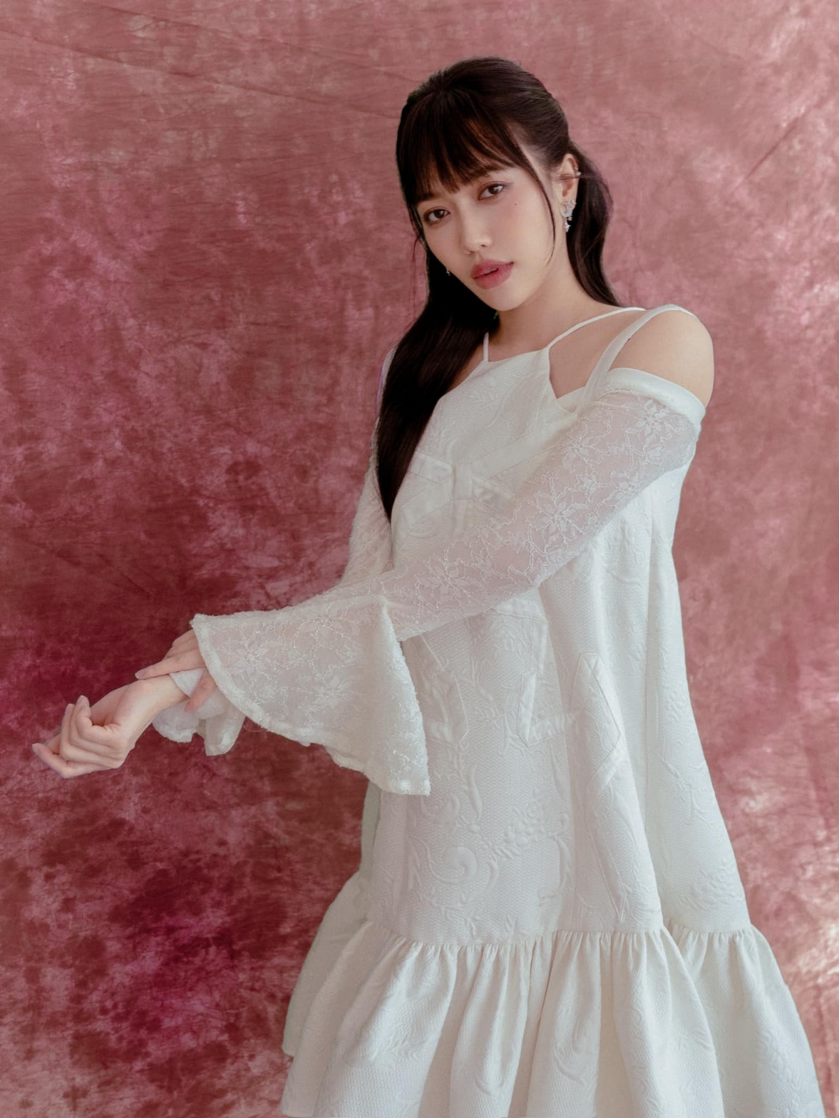 Diệu Nhi trung thành với những kiểu váy babydoll dịu dàng, tôn lên vẻ nữ tính. 