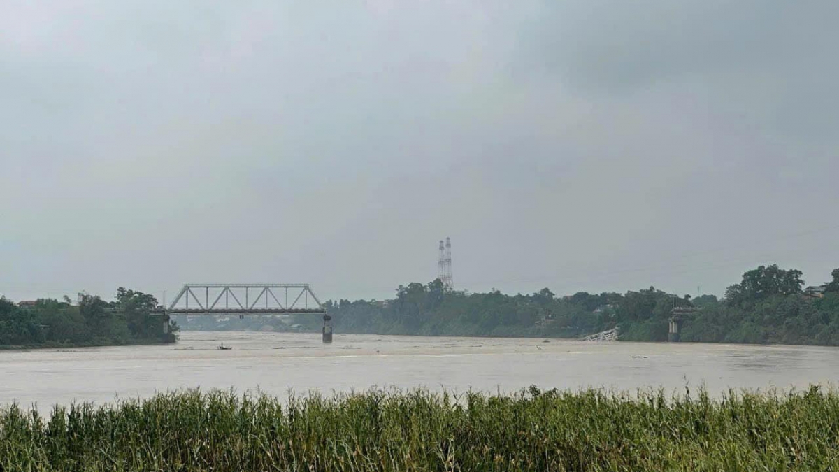 Hiện nay 2 nhịp cầu đã bị sập, rơi xuống sông Hồng. giao thông bị đình trệ. Hiện các cơ quan chức năng tỉnh Phú Thọ đang tổ chức khắc phục sự cố.