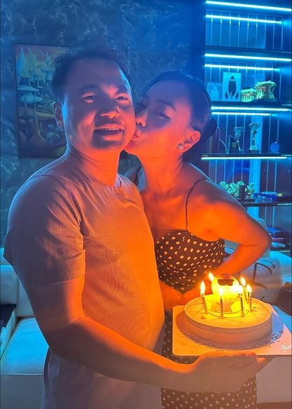 Mới đây nhất, Shark Bình đăng tải khoảnh khắc đón sinh nhật tuổi 43 ấm cúng bên cạnh bà xã Phương Oanh. Nữ diễn viên dành tặng chồng nụ hôn ngọt ngào.