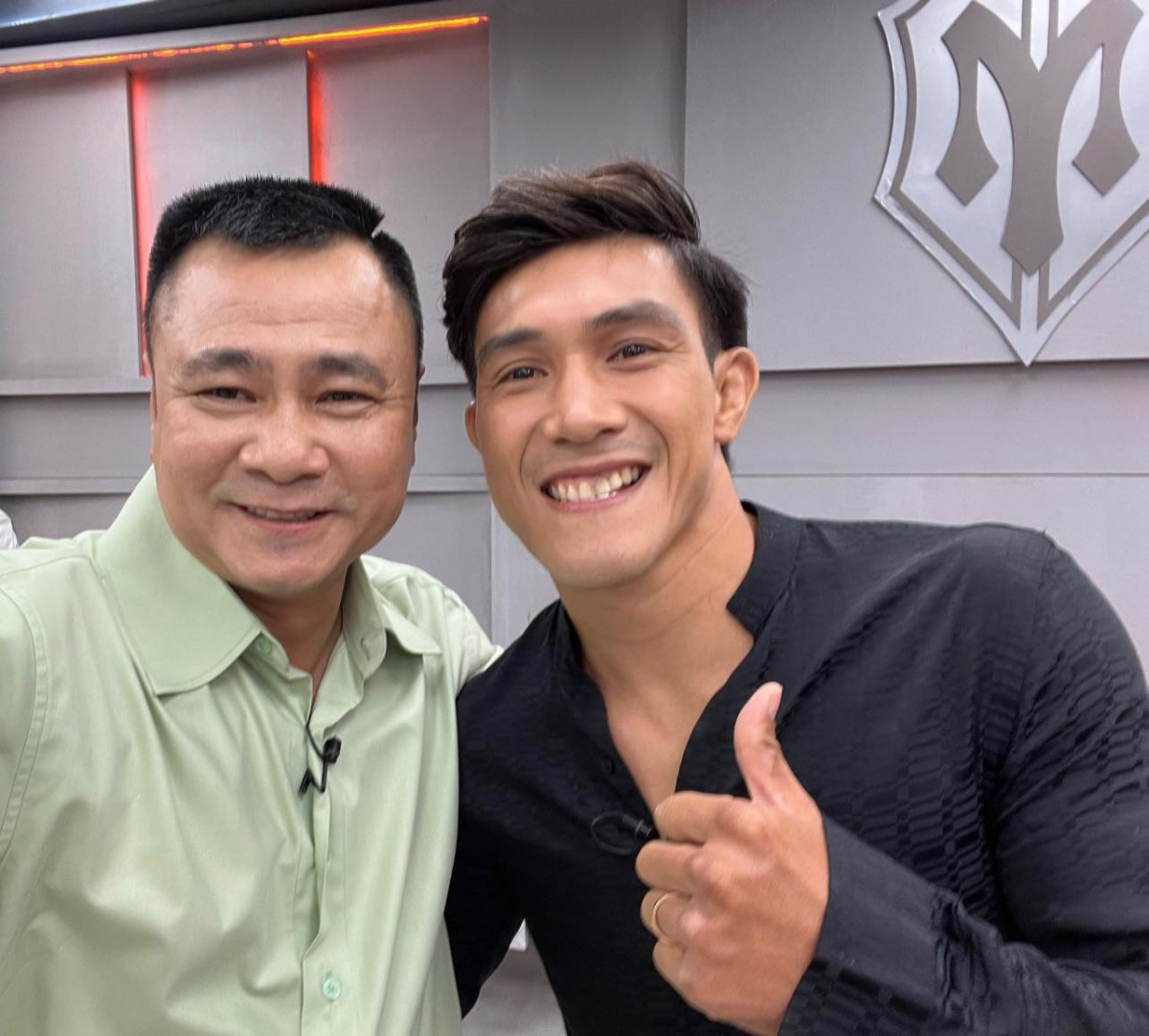 “Chúng ta đang được sống trong hòa bình và hạnh phúc ấm no hãy trân trọng và thấu hiểu điều đó. Uống nước nhớ nguồn, tôn sư trọng đạo, thủy chung trước sau. Hiếu nghĩa vẹn tròn, đoàn kết thương yêu. Đều là những truyền thống quý báu và tốt đẹp của một dân tộc Anh Hùng. Nguyện học tập và rèn luyện trở thành người sống có ích để xây dựng và bảo vệ Tổ quốc Việt Nam xã hội chủ nghĩa”, NSND Tự Long viết. (Nguồn: FBNV)