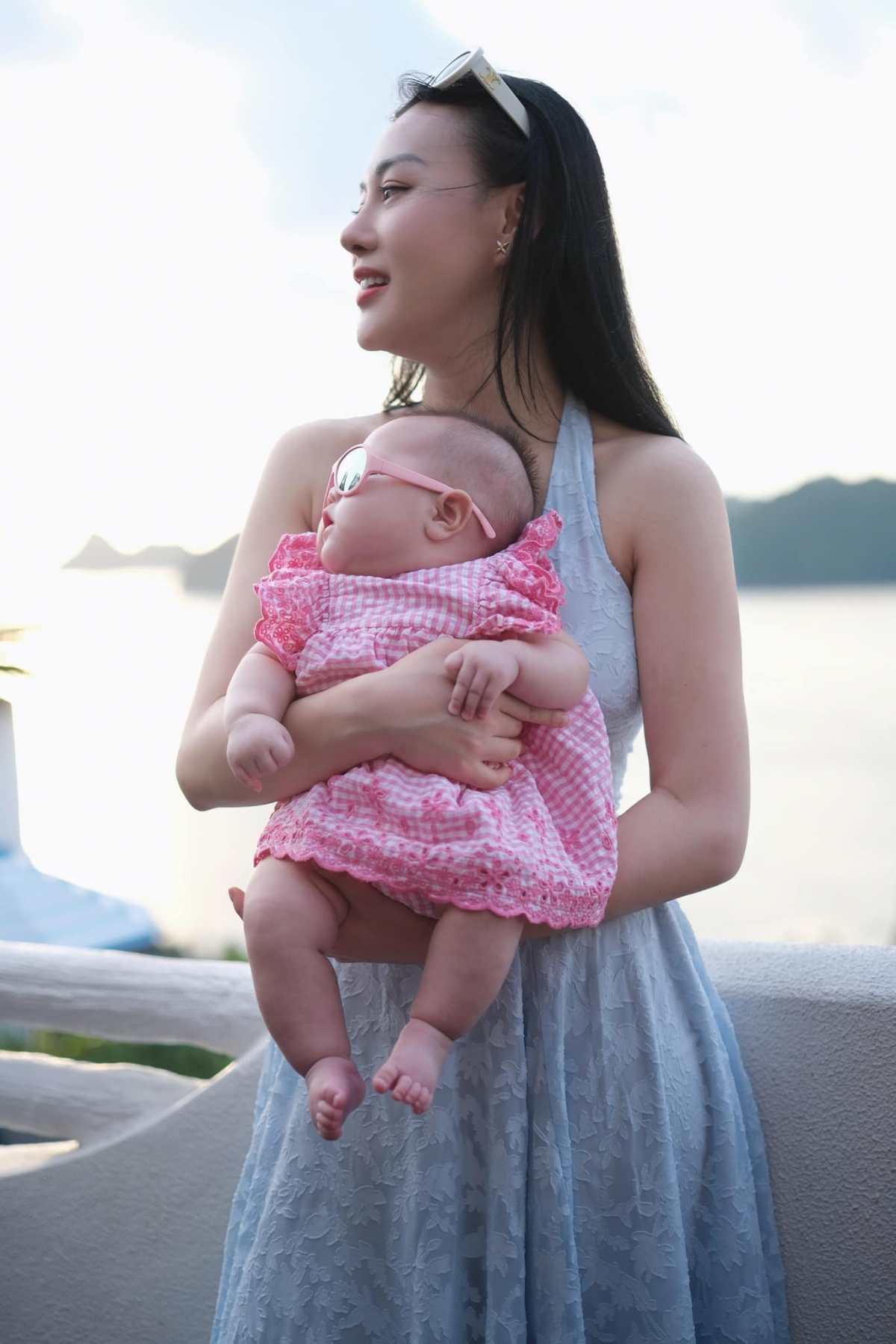 Cặp song sinh Jimmy - Jenny được bố mẹ cho "lên đồ" sành điệu khi đi chơi. 