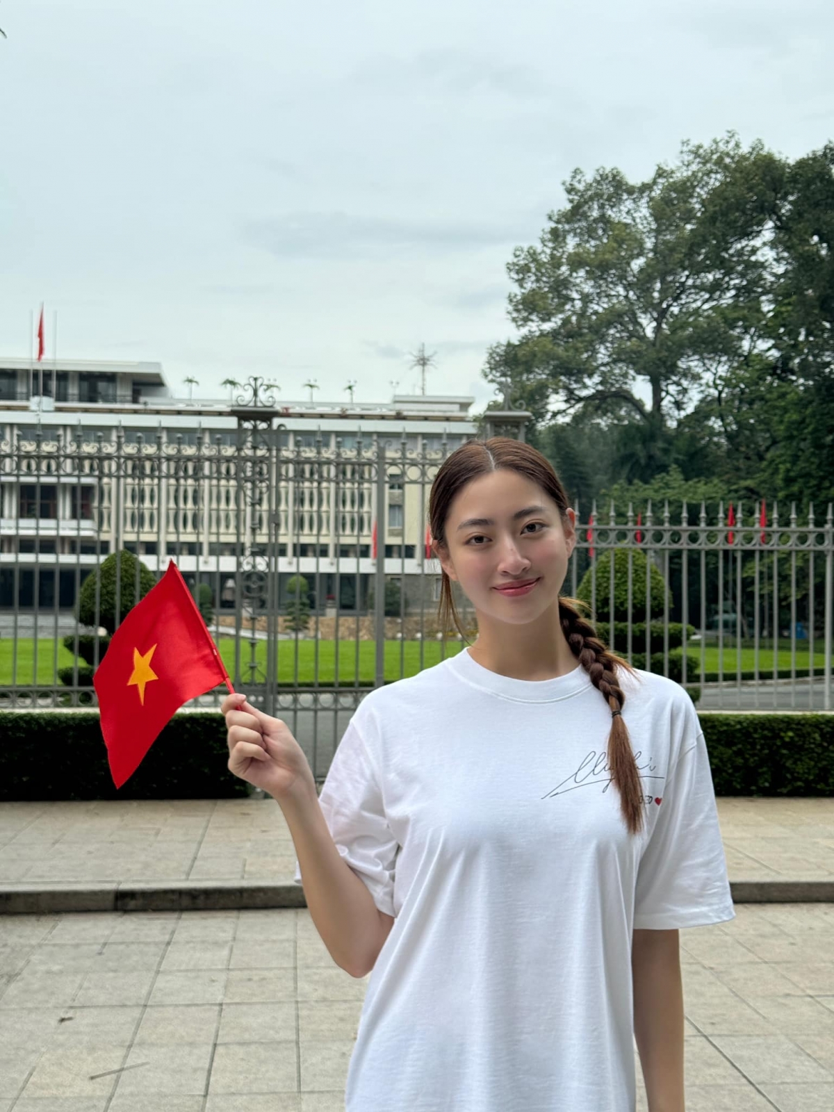 Hoa hậu Lương Thùy Linh đăng ảnh đứng trước Dinh Độc Lập: “Chào mừng kỷ niệm 79 năm Quốc khánh nước Cộng hòa xã hội chủ nghĩa Việt Nam (2/9/1945 - 2/9/2024)”. (Nguồn: FBNV)