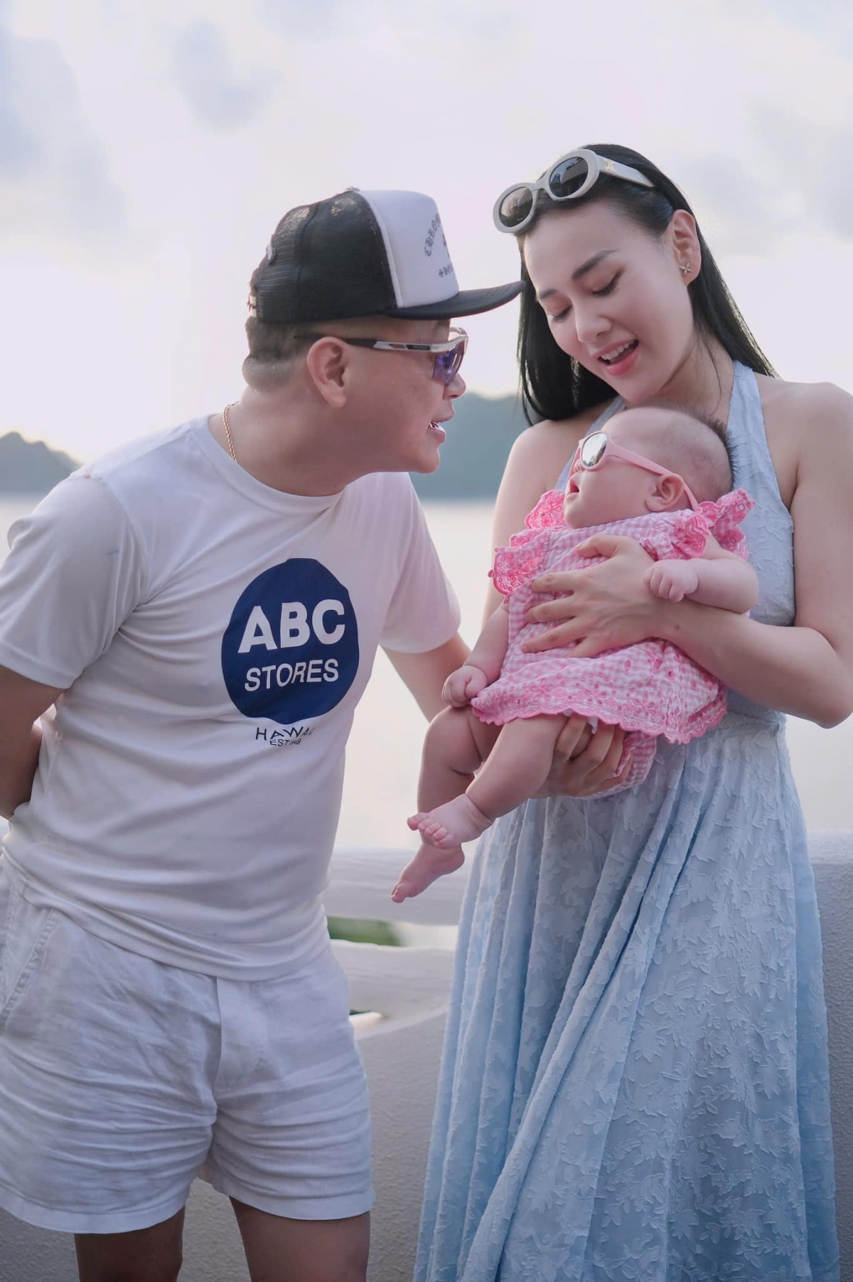 Bên dưới bài đăng, bạn bè và khán giả dành nhiều lời khen ngợi cho vợ chồng nữ diễn viên và hai con: "Mê mẩn hai thiên thần nhỏ"; "Cả nhà yêu quá. Mẹ Phương Oanh ngày càng xinh đẹp"; "Con gái giống bố quá"; "Chỉ có thể là yêu"... Đáp lại, Phương Oanh cảm ơn mọi người đã dành tình cảm cho gia đình cô. 