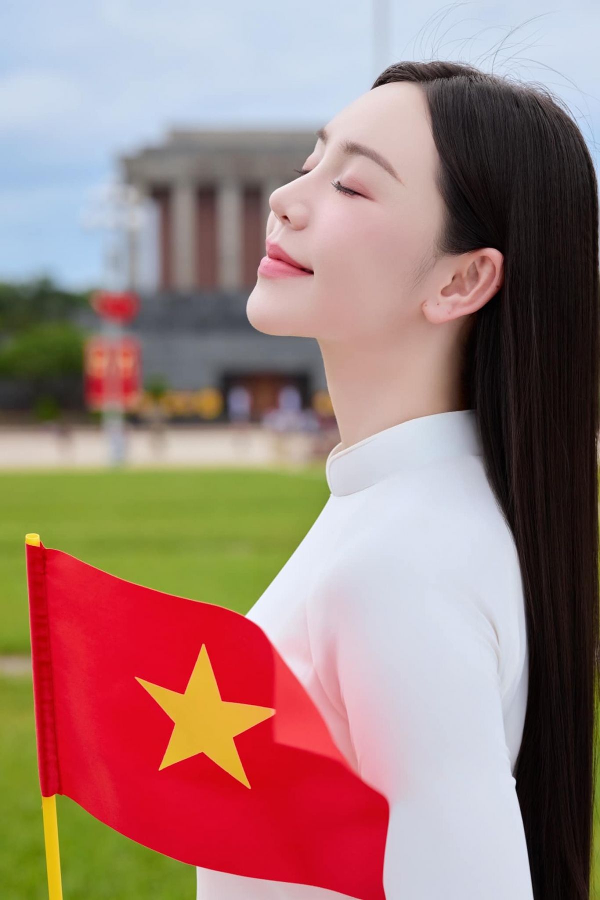 Quỳnh Kool đẹp dịu dàng trong tà áo dài trắng nhân dịp Ngày Quốc khánh Việt Nam 2/9. (Nguồn: FBNV)