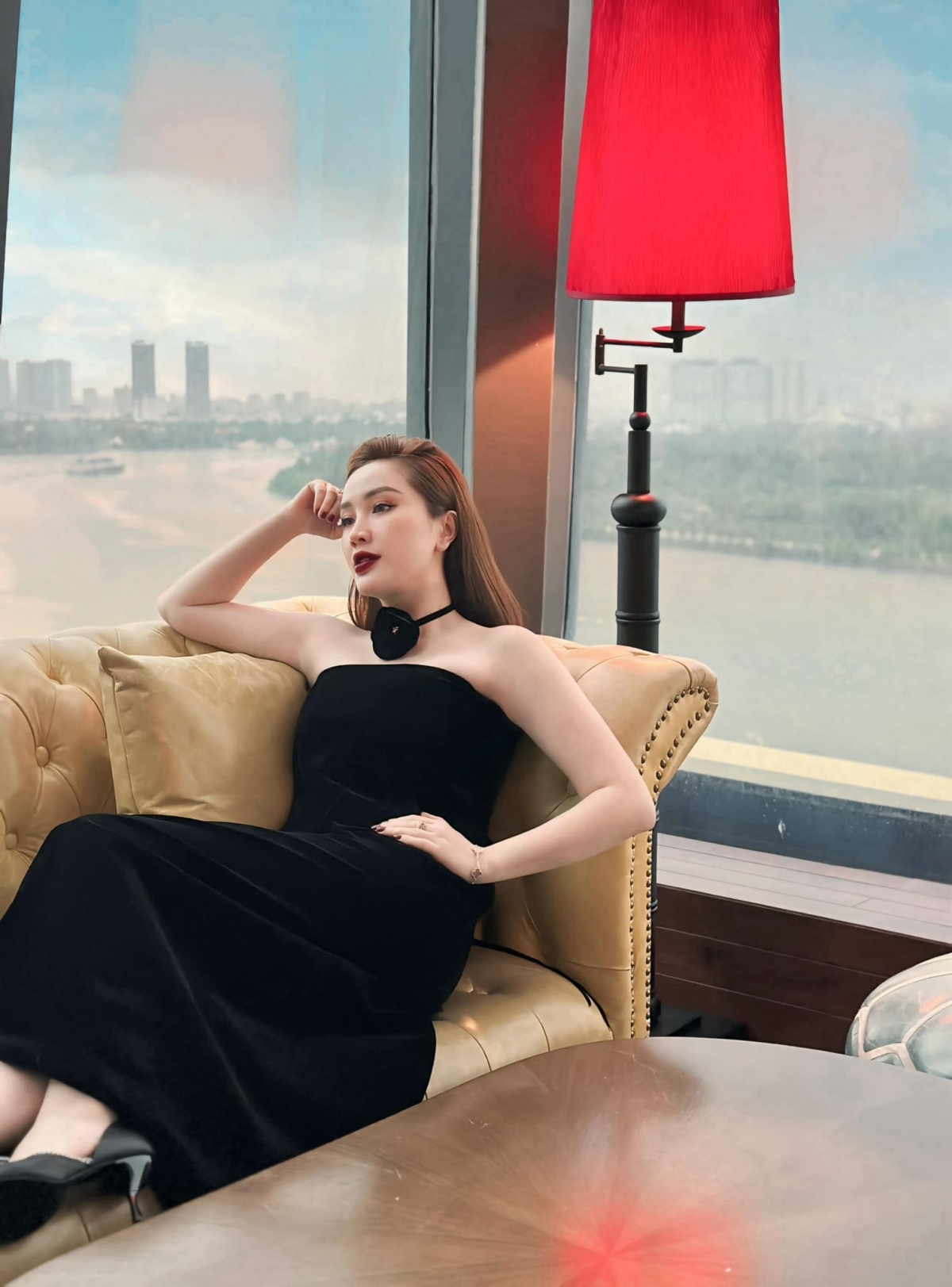 “Đi du lịch từ quận 7 qua quận 2 mà mưa suốt. Nhưng trời mưa thì mình vẫn có bộ ảnh đẹp vì quan trọng là phó nháy có tâm đúng không cả nhà”, bà mẹ một con Bảo Thy khoe dáng đầy quyến rũ. (Nguồn: FBNV)