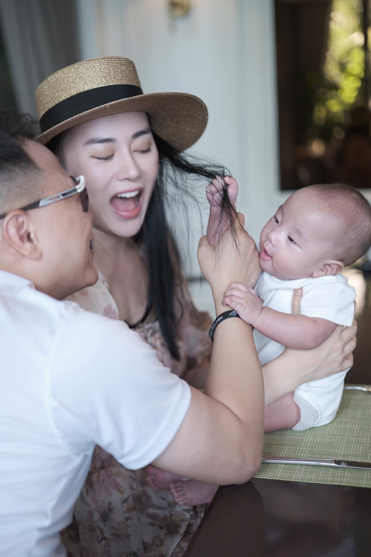 Phương Oanh cũng chia sẻ hình ảnh hài hước, khi con trai Jimmy túm tóc mẹ không chịu buông. "Rõ ràng hắn phạm tội mà cả nhà phải xin tha", nữ diễn viên viết. Đáp lời vợ, Shark Bình để lại bình luận: "Hành vi trẻ sơ sinh túm tóc mẹ là một hiện tượng phổ biến và có thể giải thích bởi một số lý do sau: phản xạ cầm nắm tự nhiên; khám phá thế giới xung quanh; cảm giác an toàn; giai đoạn phát triển kỹ năng vận động; biểu hiện của tình yêu và sự gắn bó vì trẻ có xu hướng muốn giữ mẹ ở gần bằng cách nắm giữ bất kỳ thứ gì có thể, trong trường hợp này là tóc".