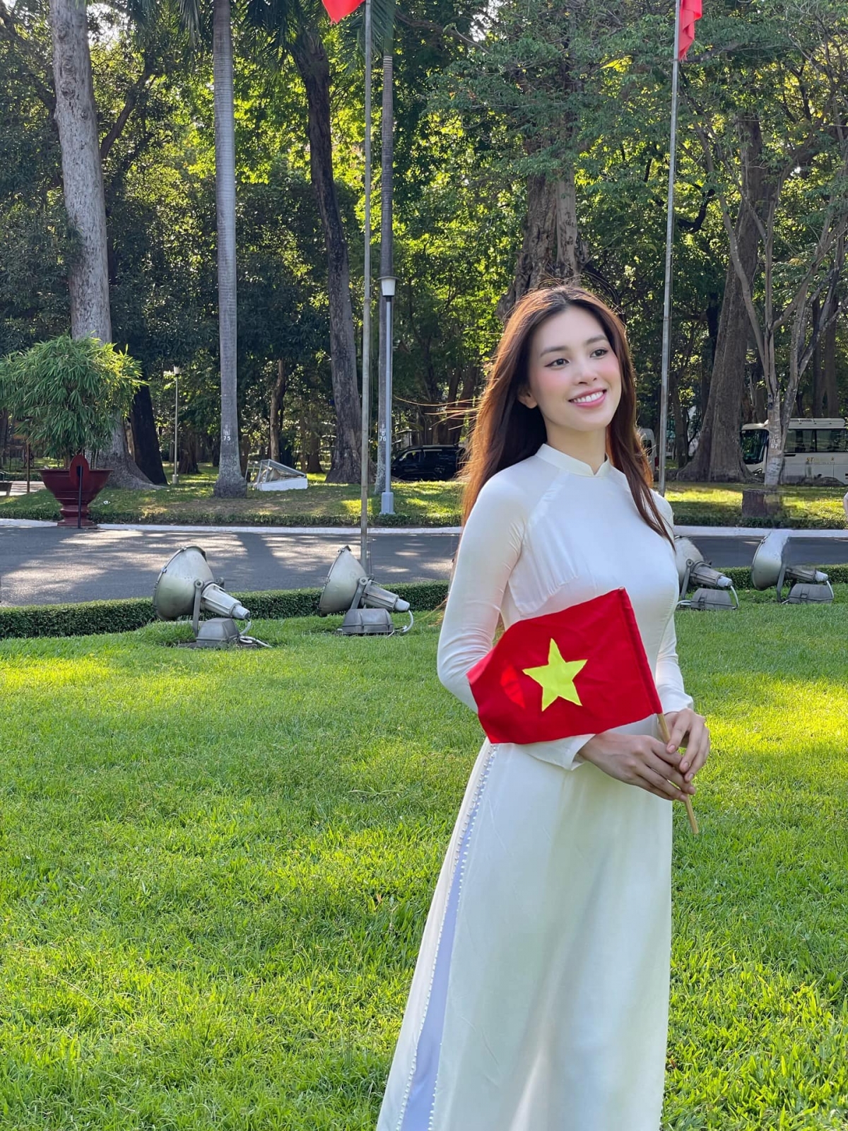 Hoa hậu Tiểu Vy khoe vẻ đẹp dịu dàng trong tà áo dài trắng: “Độc lập - Tự do - Hạnh phúc. Chào mừng 79 năm Ngày Quốc khánh 2/9”. (Nguồn: FBNV)