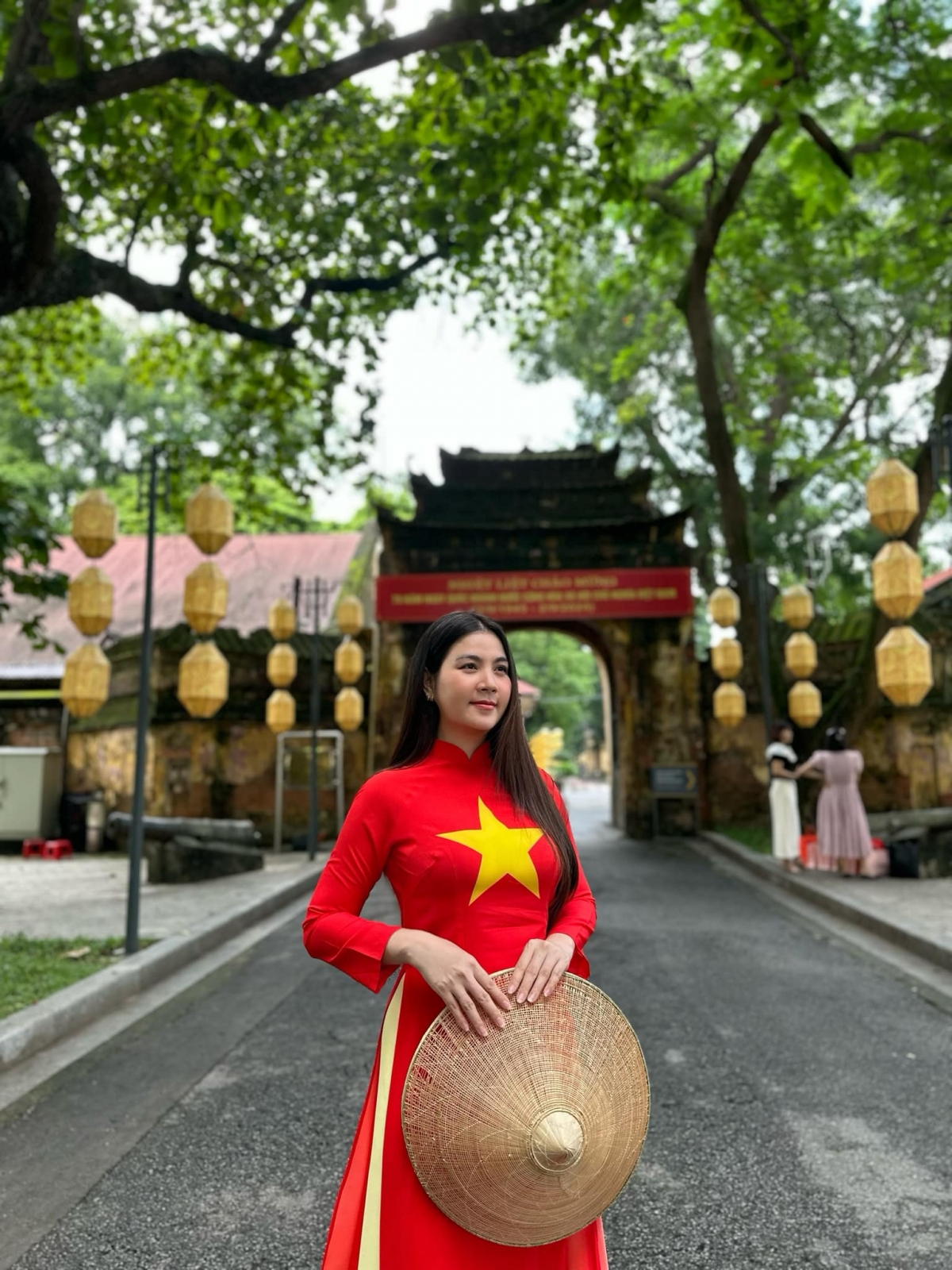 “Mừng Quốc khánh 2/9. Tự hào dân tộc Việt Nam. Kha Ly thương chúc cả nhà nghỉ lễ vui vẻ. Tranh thủ chuyến công tác tại Hà Nội cũng chụp được mấy tấm hình”, diễn viên Kha Ly viết trên trang cá nhân. (Nguồn: FBNV)