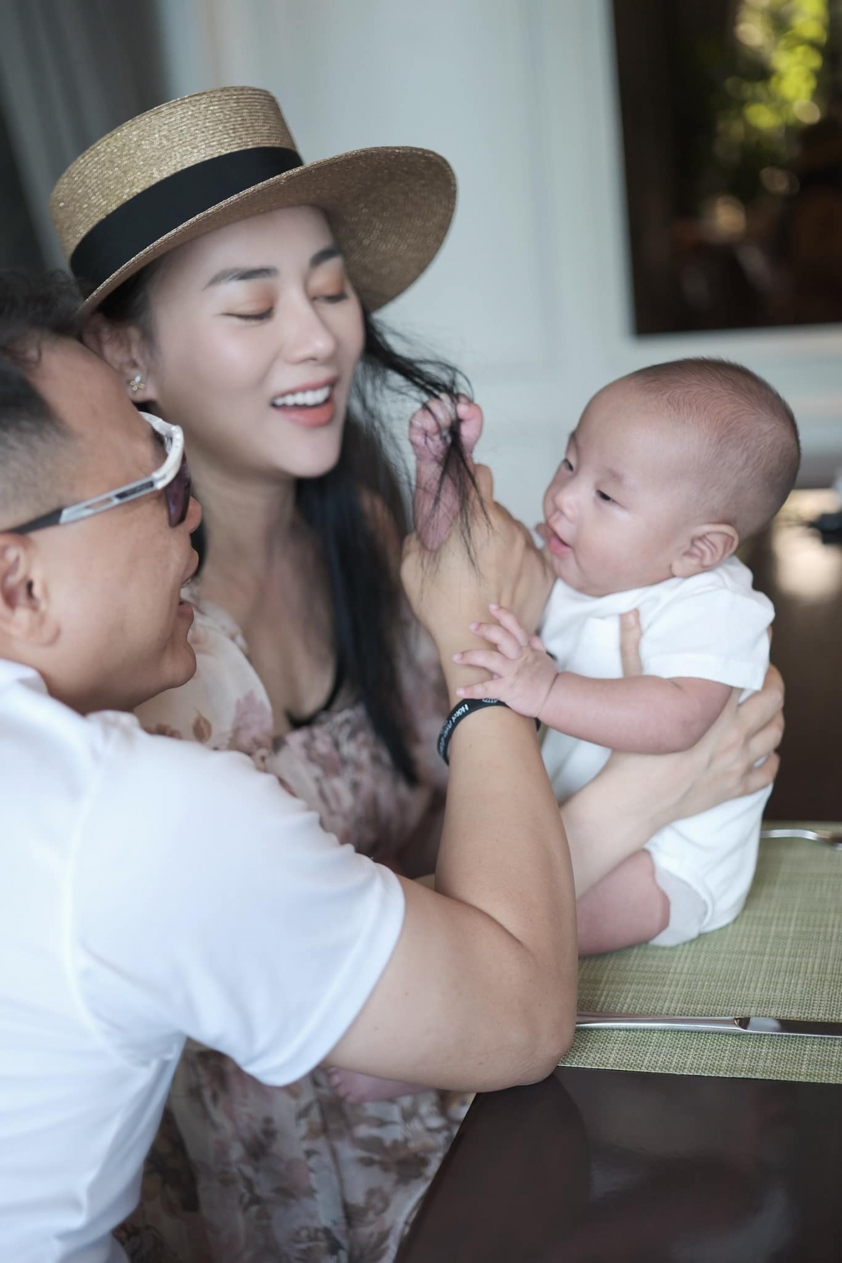 Giữa tháng 5, Phương Oanh đón cặp song sinh Jimmy &amp; Jenny bằng phương pháp sinh mổ. Sau khi hạ sinh hai thiên thần nhỏ, Phương Oanh dành trọn thời gian chăm sóc con, song cô vẫn dành thời gian cho sở thích nấu nướng, đi hẹn hò cùng ông xã Shark Bình. 