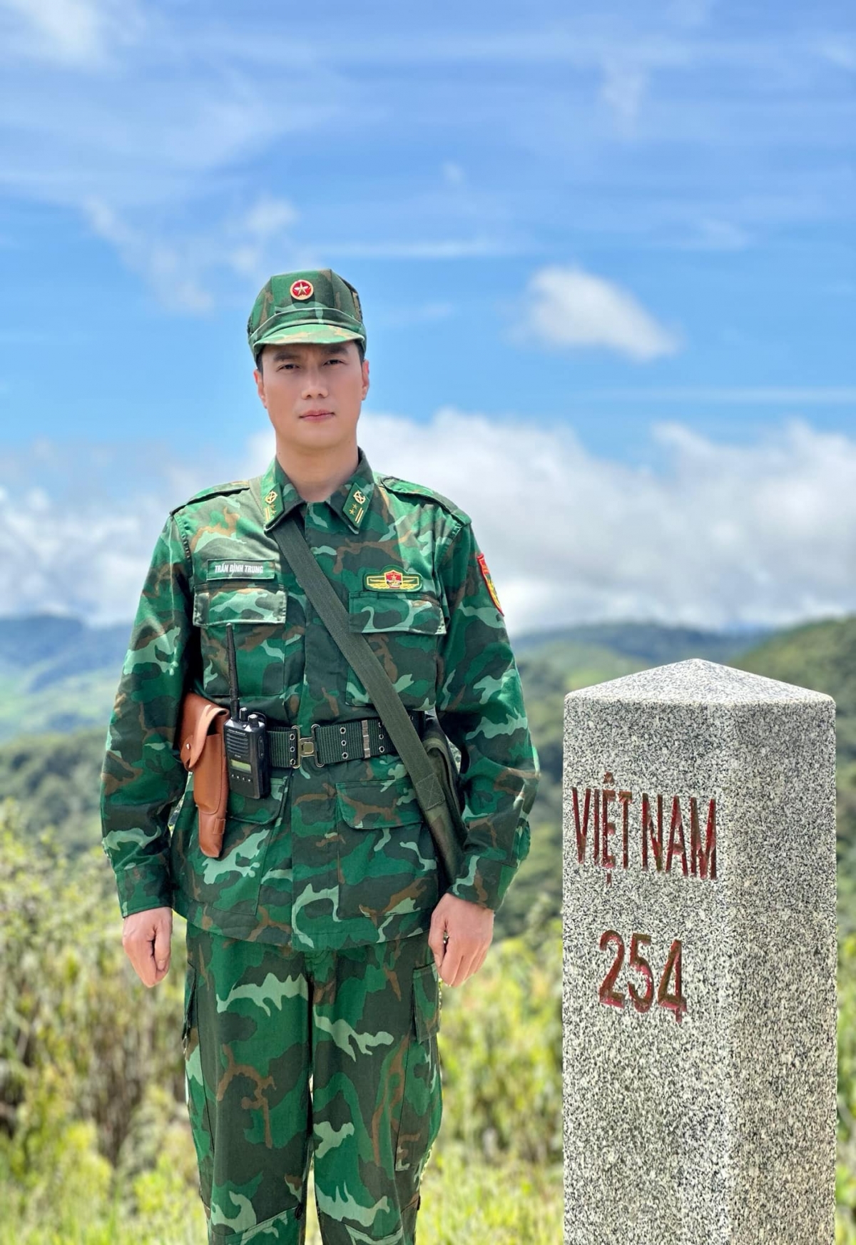 “Chào mừng ngày Quốc khánh 2/9. Tự hào mang trong mình dòng máu Việt. Sẵn sàng lên đường vì Tổ quốc bất cứ khi nào đất mẹ cần!”, NSƯT Việt Anh chia sẻ. (Nguồn: FBNV)