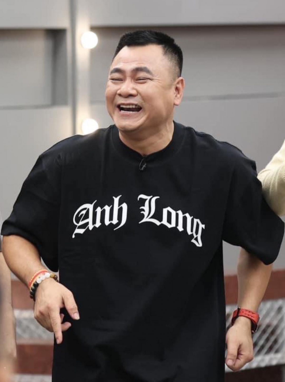 “Cười vậy thôi”, NSND Tự Long khoe ảnh hậu trường cười tít mắt trong chương trình Anh trai vượt ngàn chông gai. (Nguồn: FBNV)