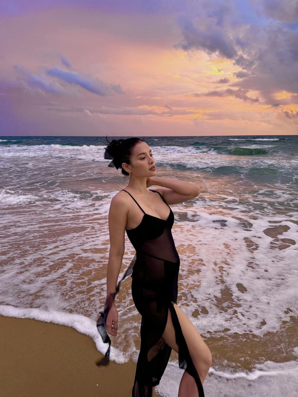 Phương Trinh Jolie khoe bụng bầu, thả dáng trên biển. “Phụ nữ là người yêu bằng cả trái tim mình, luôn hướng về gia đình, nhưng hãy đừng quên phải sưởi ấm ngọn lửa bên trong bản thân mình. Mỗi ngày trôi qua đều sống một cách trọn vẹn và được những điều mình thích”, cô viết. (Nguồn: FBNV)