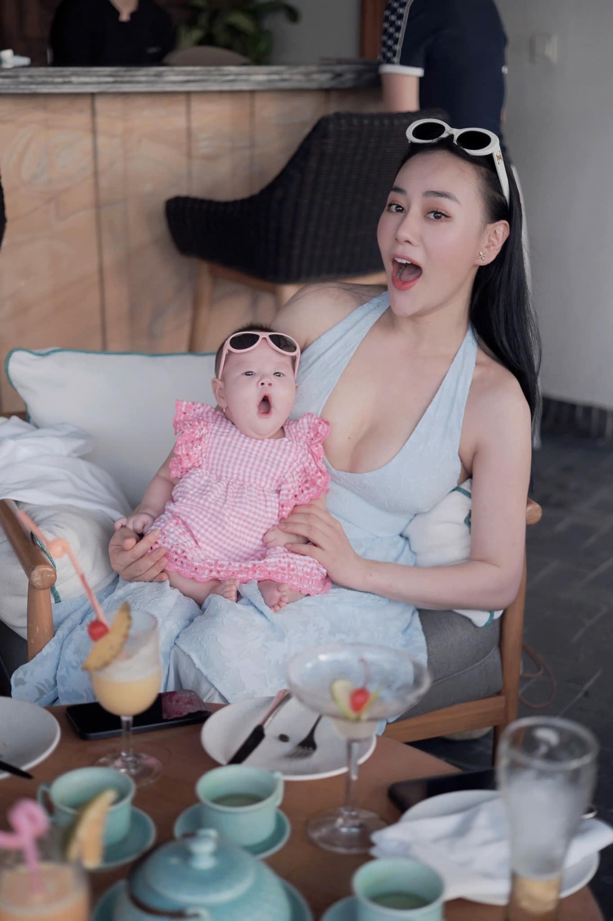 Trong chuyến du lịch, Phương Oanh diện đầm xẻ ngực, tôn dáng. Cô được khen ngợi ngày càng xinh đẹp, vóc dáng thon gọn sau hơn 3 tháng sinh con. 