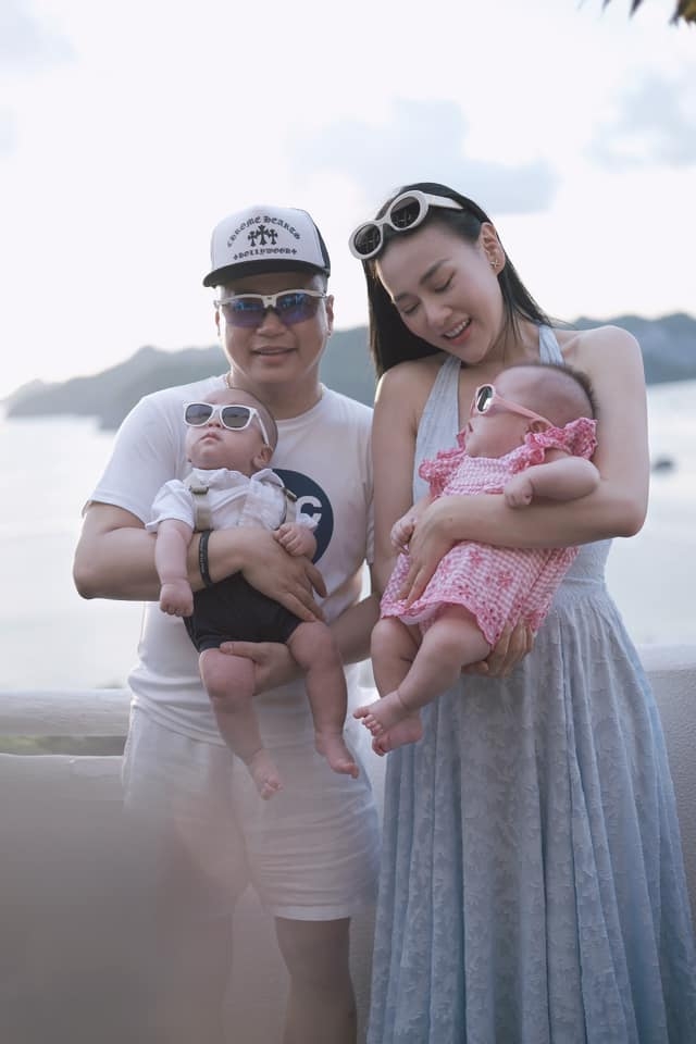Phương Oanh cùng ông xã Shark Bình và hai con sinh đôi tận hưởng kỳ nghỉ lễ tại Hạ Long và Cát Bà. Phương Oanh chia sẻ đây là chuyến du lịch đầu tiên của Jimmy và Jenny. 