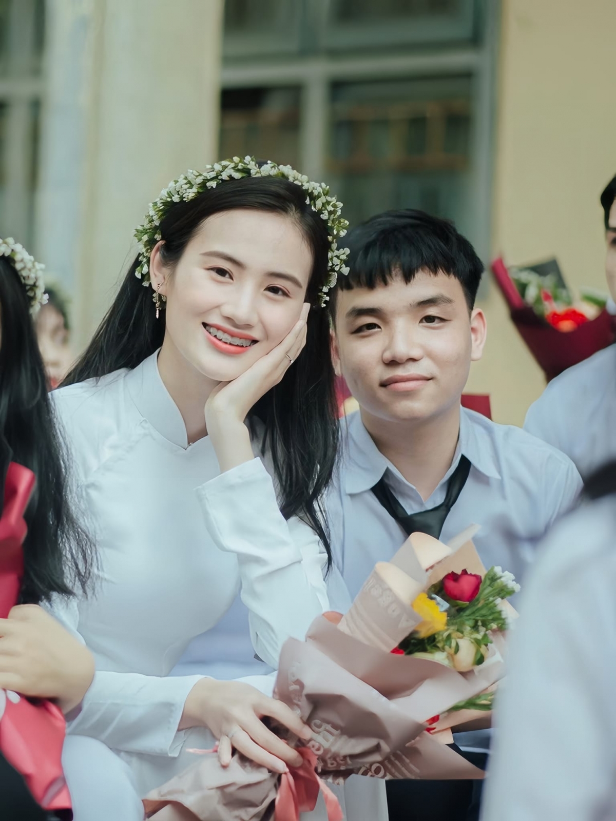 Hoa hậu Ý Nhi khoe ảnh thời còn là học sinh cùng bạn trai Anh Kiệt. Trong bức ảnh, Ý Nhi và Anh Kiệt trông rất tình tứ, đúng chuẩn cặp đôi thanh xuân vườn trường. Cặp đôi được nhận xét là xứng đôi vừa lứa ngay từ khi còn ngồi trên ghế nhà trường. (Nguồn: FBNV)