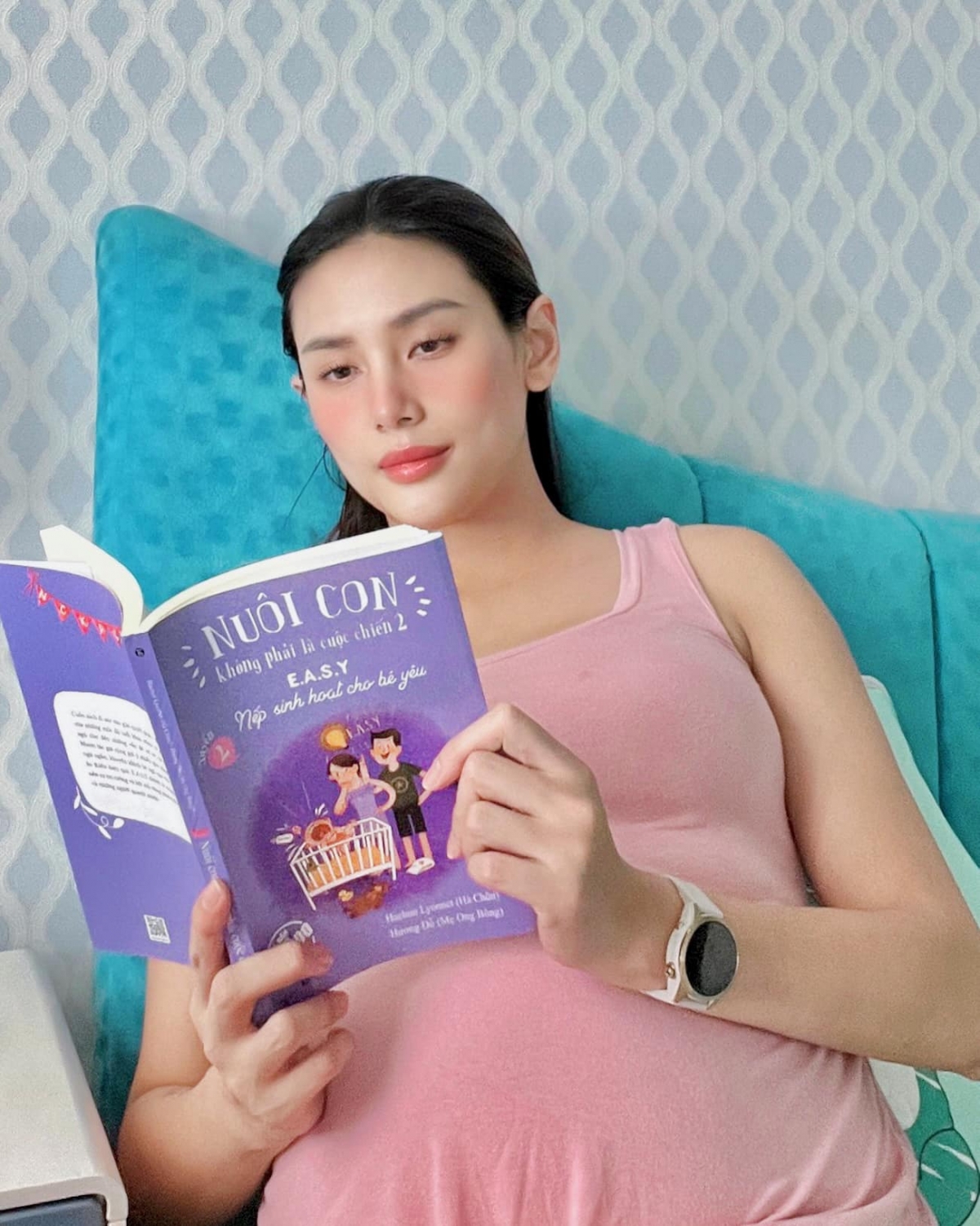 Võ Hoàng Yến tranh thủ đọc sách về nuôi con trước khi em bé chào đời. (Nguồn: FBNV)