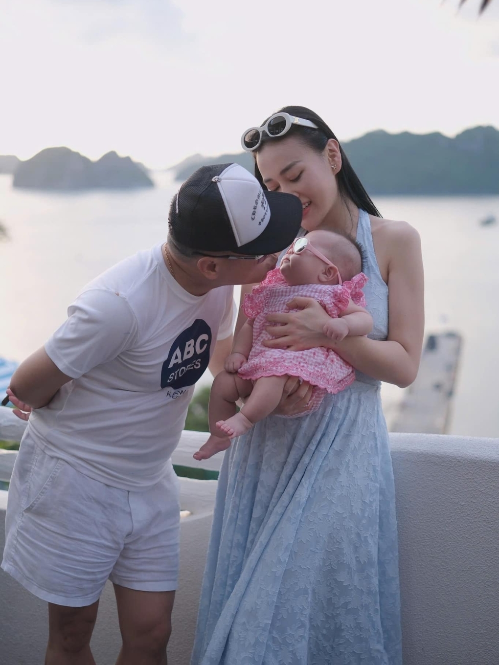 Vợ chồng Shark Bình - Phương Oanh cùng hai con sinh đôi tận hưởng kỳ nghỉ lễ trên du thuyền ở Cát Bà.
