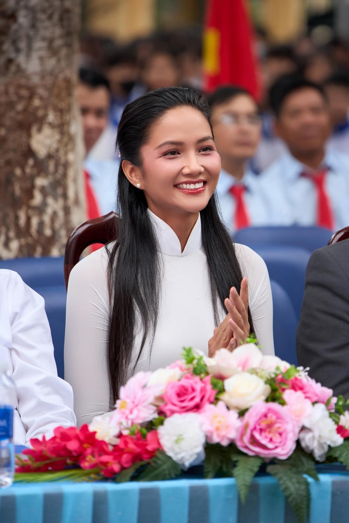 Hoa hậu H'Hen Niê về thăm trường cũ nhân ngày khai giảng: “Ngày khai giảng năm nay, Hen có dịp về thăm trường THPT Lê Hữu Trác – ngôi trường mà Hen theo học những năm cấp 3. Thật nhiều cảm xúc ngày trở về, gặp lại thầy cô, những ký ức thân quen, khung cảnh chất chứa bao kỷ niệm”. (Nguồn: FBNV)