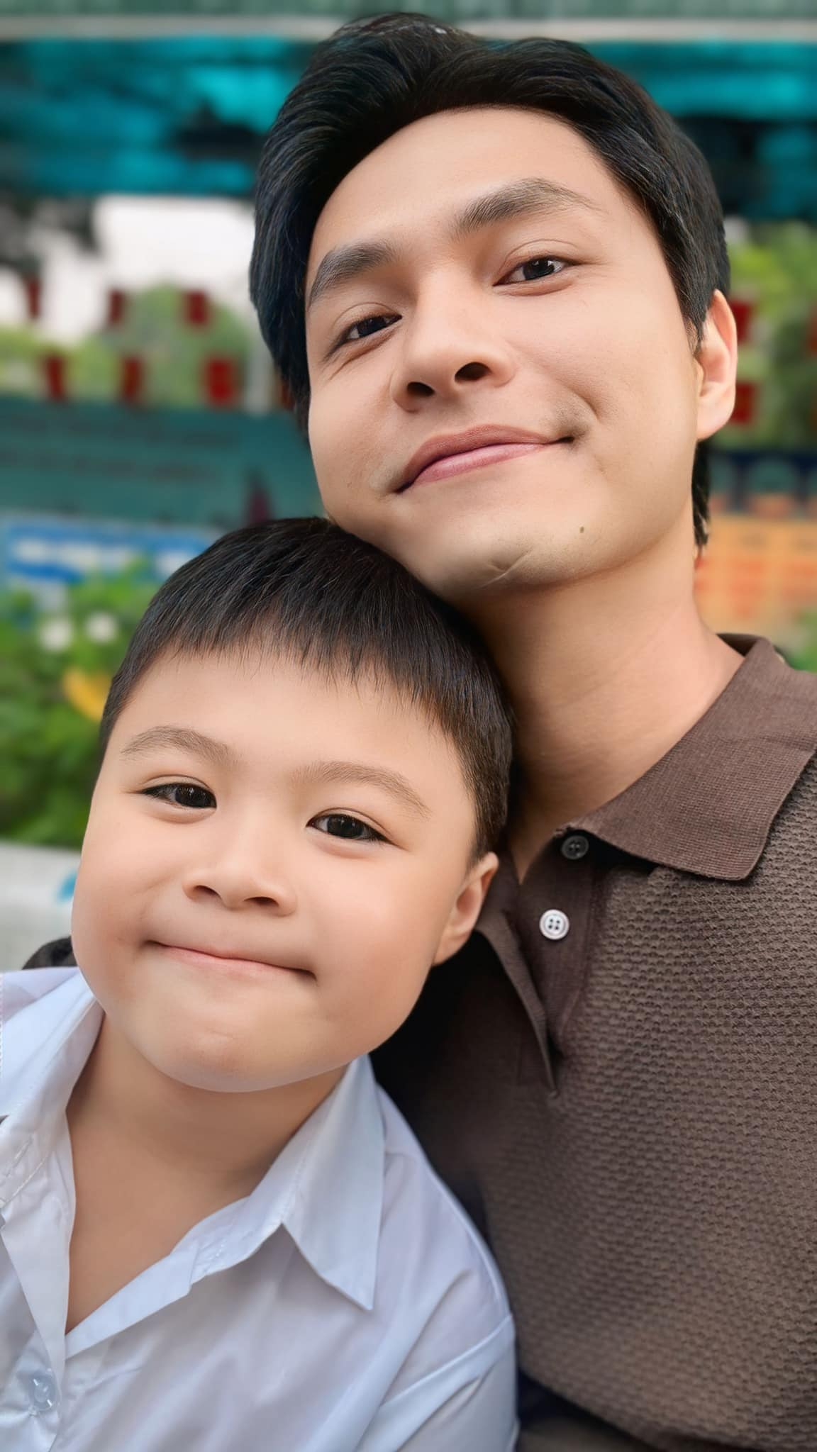 “Năm nào cũng vậy, khai giảng cũng là ngày sinh nhật của Tô Dũng và Tô Mỡ. Chúc mừng sinh nhật chúng mình. Chúc mừng em chính thức bước vào lớp 1. Bố yêu em”, diễn viên Tô Dũng chia sẻ về ngày sinh nhật của hai bố con. (Nguồn: FBNV)
