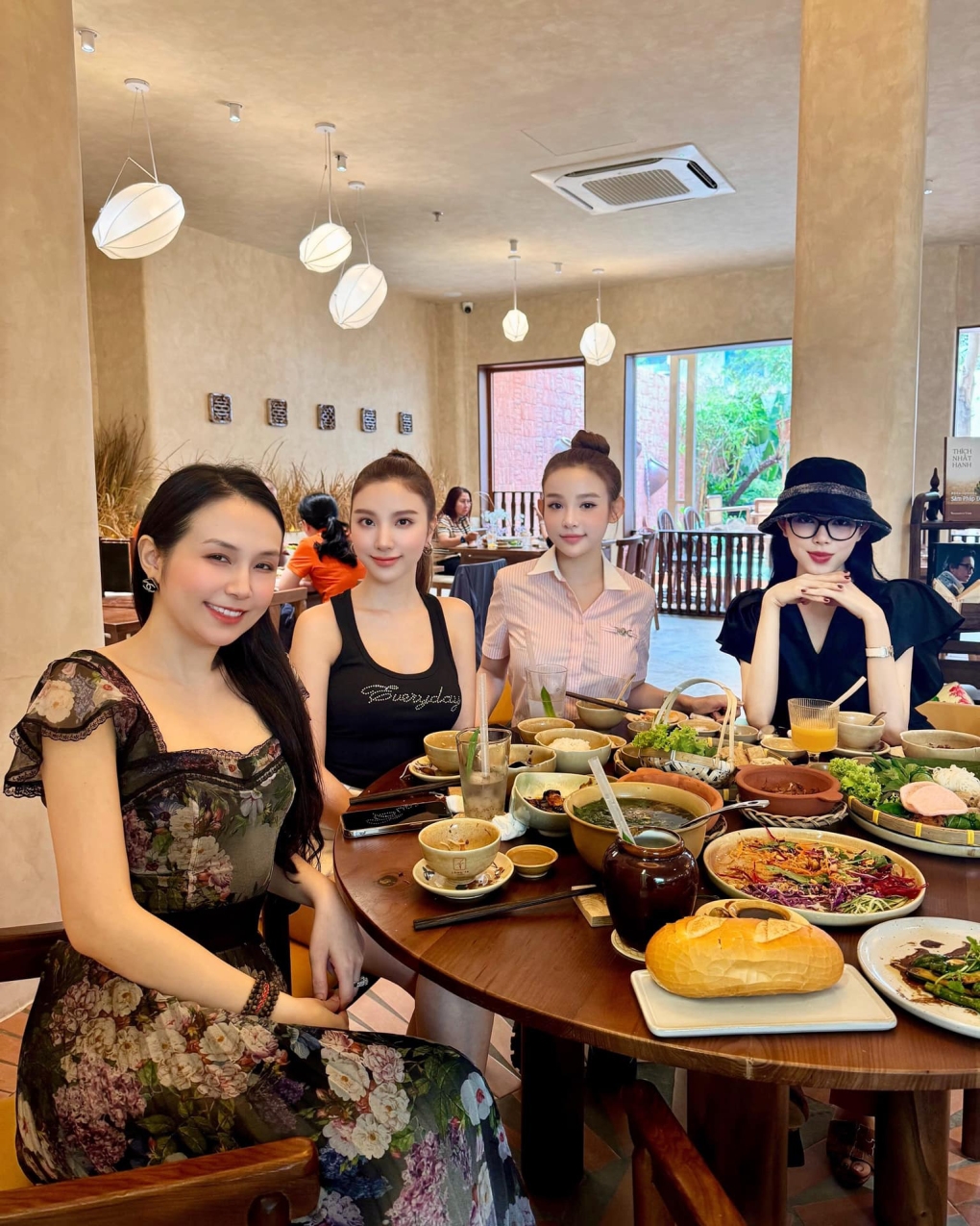 'Phu nhân hào môn' Linh Rin tụ tập ăn trưa cùng nhóm bạn thân gồm các mỹ nhân đình đám một thời như Hương Baby, Huyền Baby, Hạnh Sino.