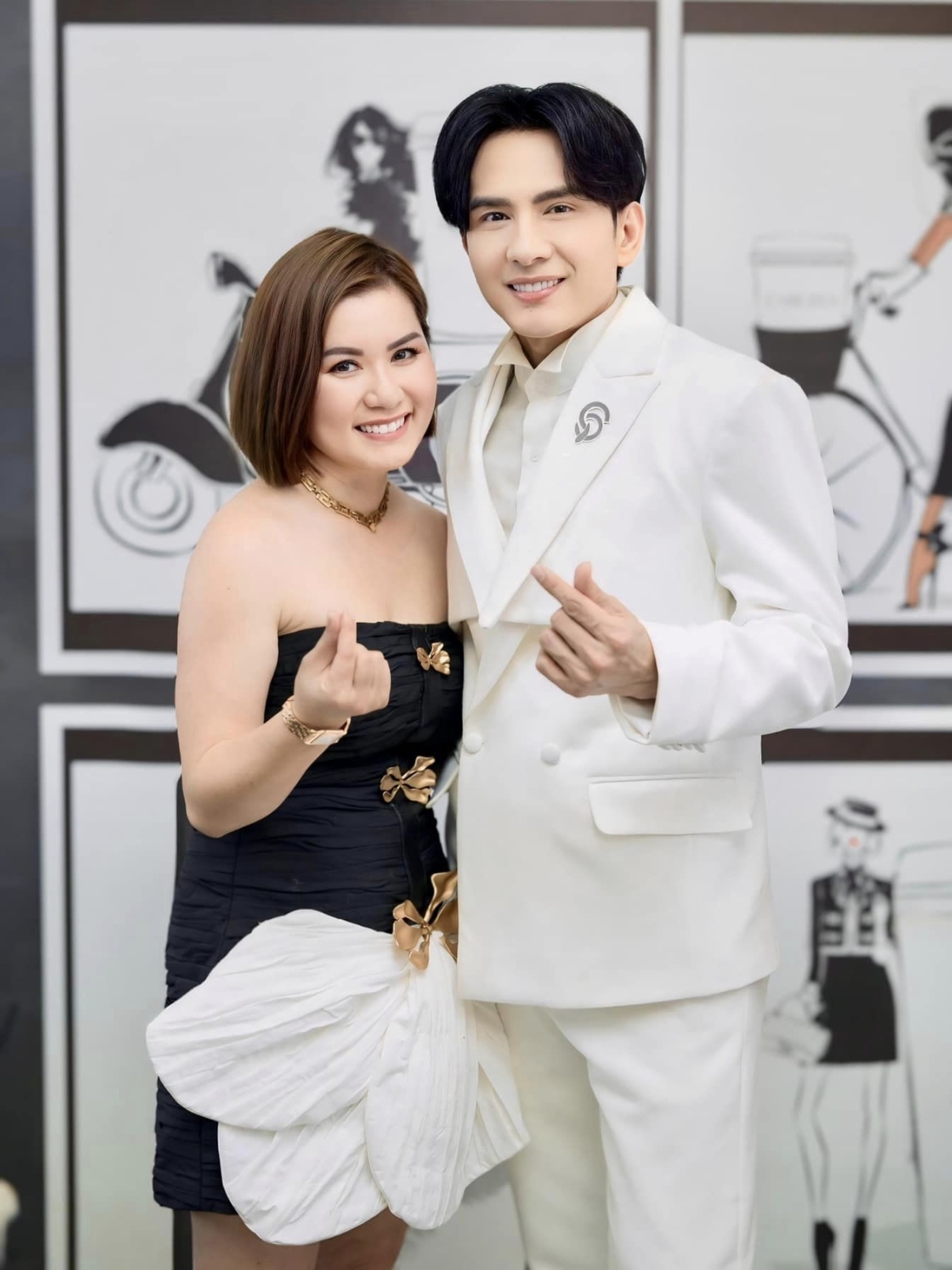 Doanh nhân Thủy Tiên khoe một số bức ảnh chụp cùng chồng cũ và con trai tại sự kiện. Khán giả nhận xét họ trông đẹp đôi, tình cảm, không giống đã ly hôn. Thủy Tiên cho biết dù chia tay, cô không thay đổi thói quen mặc đồng điệu và thường dành những cử chỉ ân cần, ấm áp cho chồng cũ.